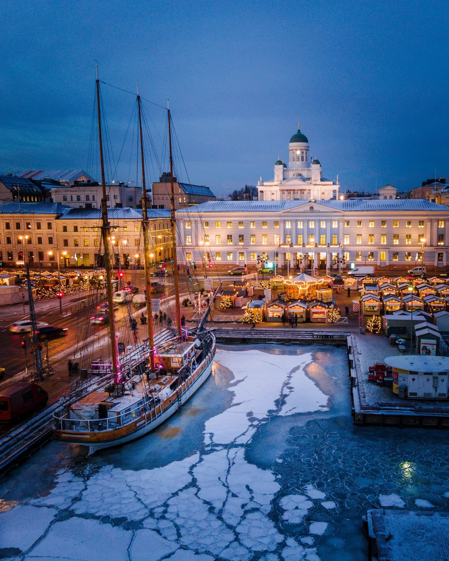 With this image I want to wish you all a Merry Christmas or Hyv&auml;&auml; joulua - as we say in Finland! 🎅🏻✨⭐️

Here&rsquo;s one of my favorite photos I have taken around Kauppatori / Market Square!

The view towards the Market Square with the tr