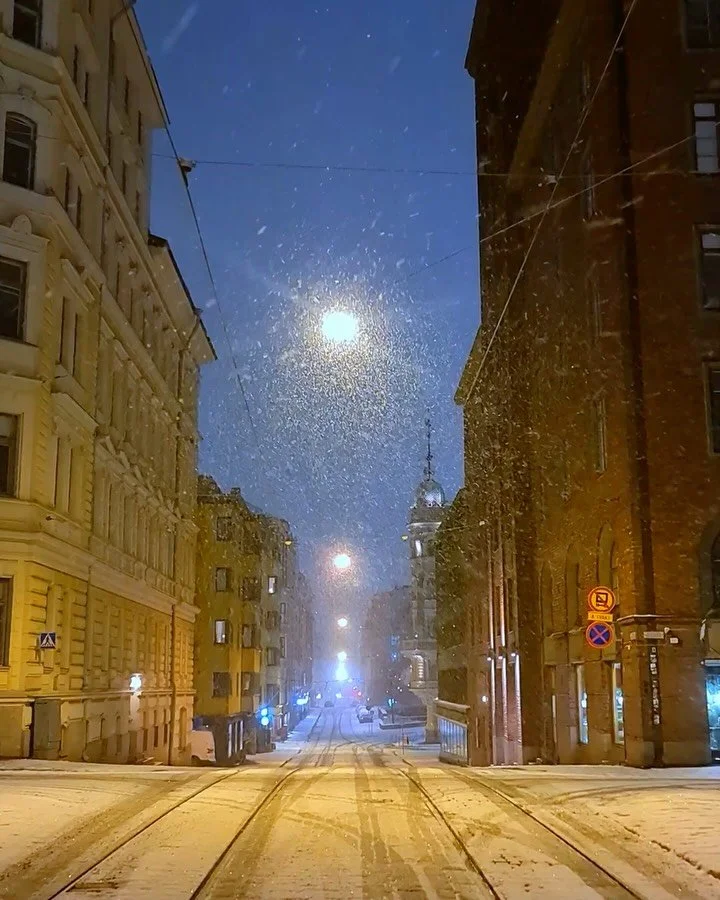 There's always something special when first snow arrives! Have you ever visited Helsinki in wintertime? ❄️🌨️📸 

Still waiting for the proper first snow this winter!

#helsinki #helsinkistreets #soundsofhelsinki