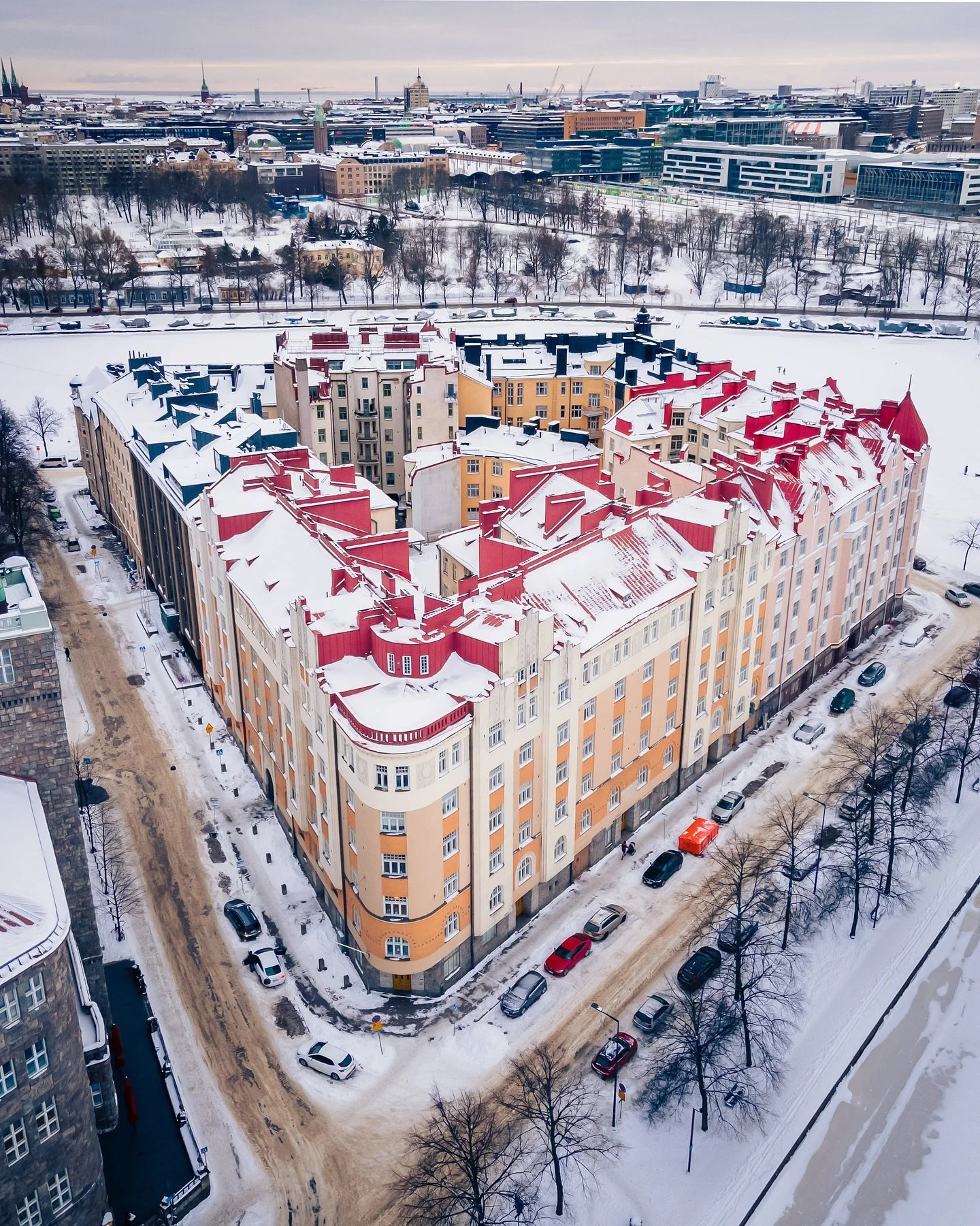 Wintery aerials! 📸❄️💯 Here are couple more of my favorite winter drone views! Which one is your favorite [1-5]? And no, the church is not on fire in the last one 😅
#Helsinki #winter #drone