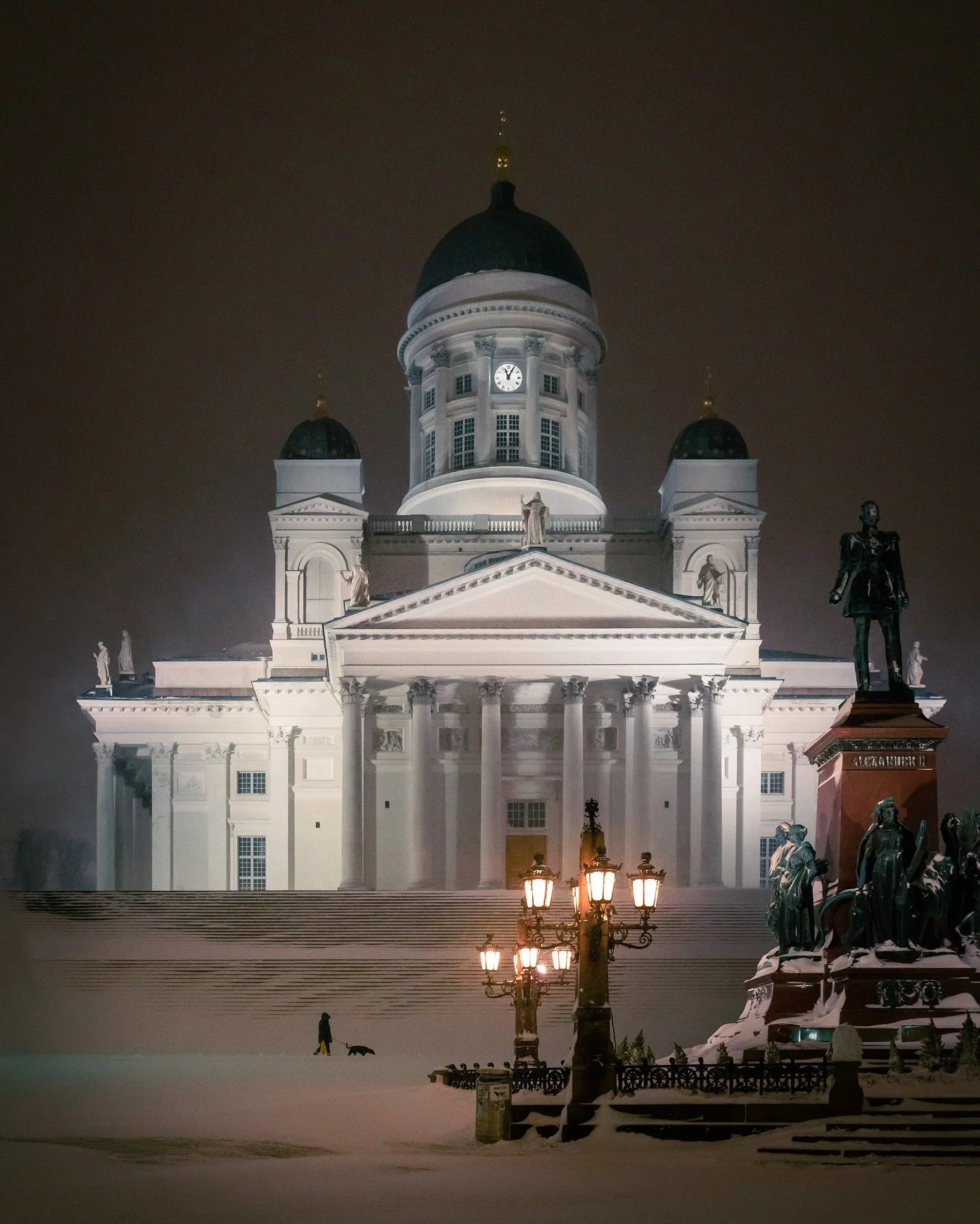 Winter nights in the north 📸❄️🤩 there is something special about walking around the city after dark and when it&rsquo;s snowing - don&rsquo;t you agree? A true introvert&rsquo;s dream! 😆 #Helsinki #winternights #helsinkistreets