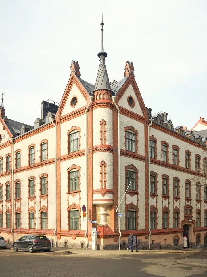 Little video snippets from last Sunday&rsquo;s walk around Eira and Ullanlinna districts ☀️ Which one is your favorite? 📸 Shot with Sony A7IV + @sigma.nordic 24-70 f/2.8 DG DN II #Helsinki #Finland #soundsofhelsinki #spcfinland #helsinkistreets