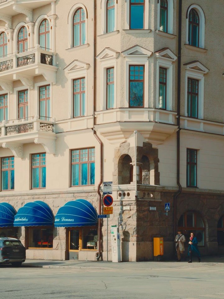 Sun&rsquo;s out! Today temperature&rsquo;s was over +10c and it truly felt like spring! ☀️😁 We took a nice walk around the sea shore in Kaivopuisto 📸, obligaatiot coffee stop at @levainhelsinki ☕️🥐 and also popped in at @arkkitehtuuri_ja_designmus