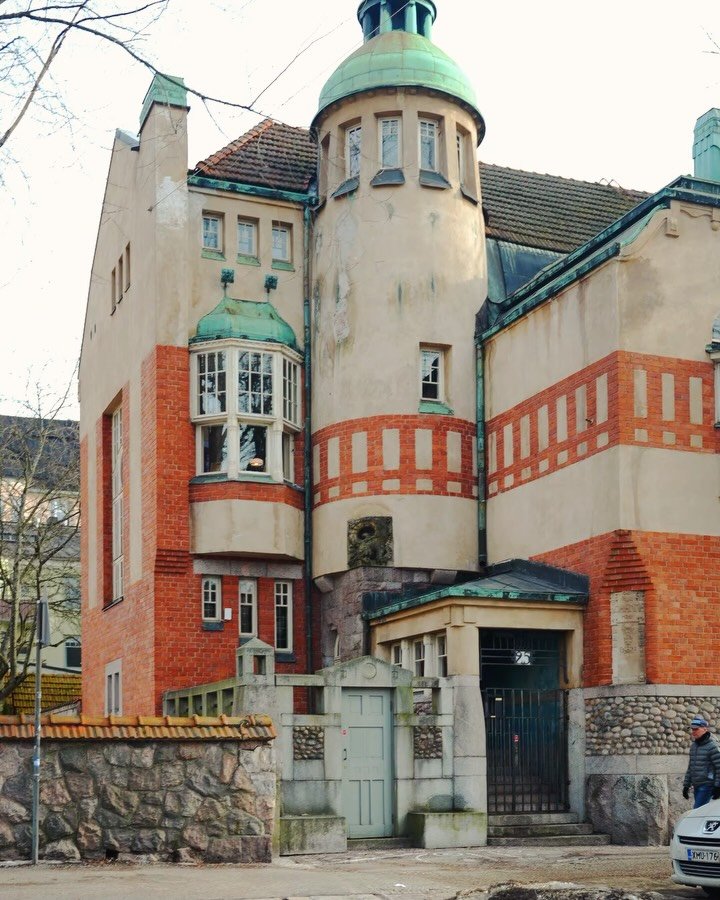 Some more clips from last Sunday&rsquo;s walk around Eira and Ullanlinna districts! Villa Johanna (Architect Selim A. Lindqvist, 1911) in the first clip is my absolute favorites! Can you spot the 🐉 dragon above the entrance there? Which one is your 