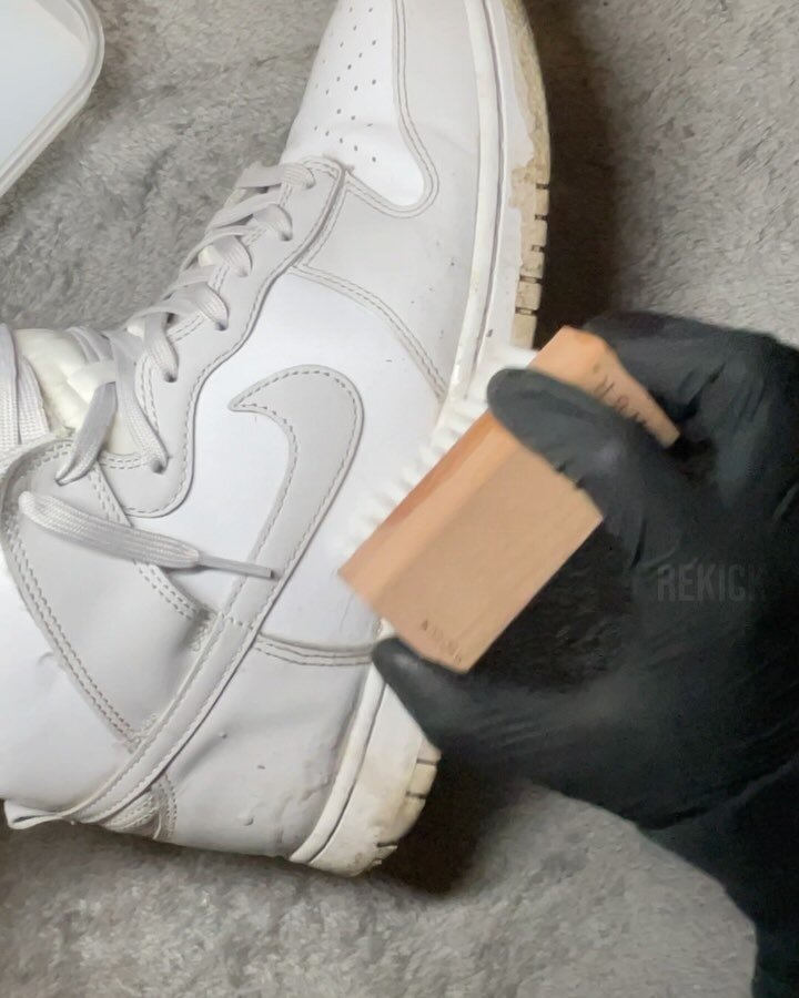 Midsole Refresh 🧼 
-
Click our highlights to learn about the cleaning services we offer!
-
Shoe: Nike Dunk High Vast Grey
-
Note: Full cleaning process not included in video.
-
&mdash;&mdash;&mdash;&mdash;&mdash;&mdash;&mdash;&mdash;&mdash;&mdash;&m