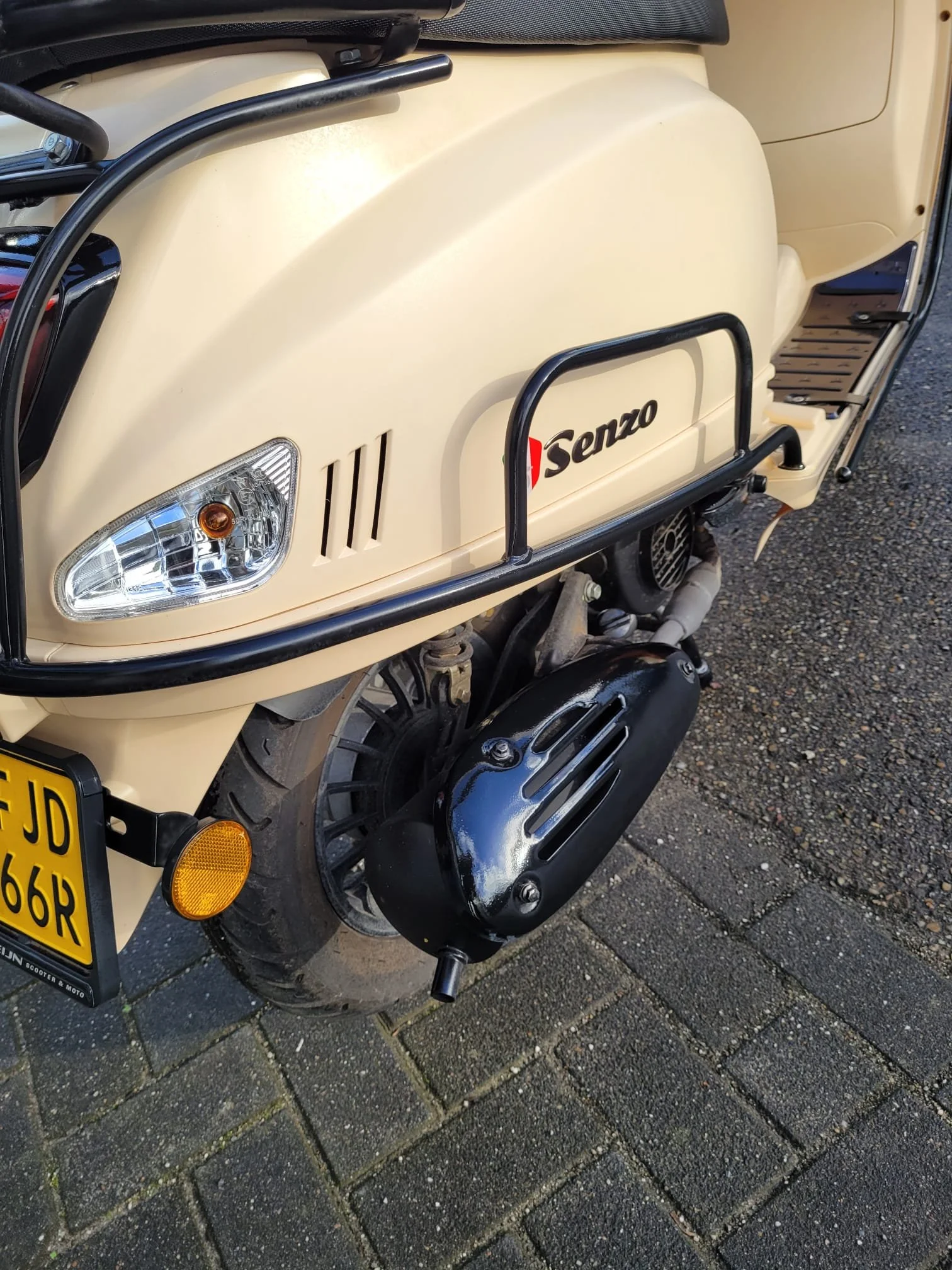 Senzo rivalux R — Buteijn Scooter & Moto Krabbendijke