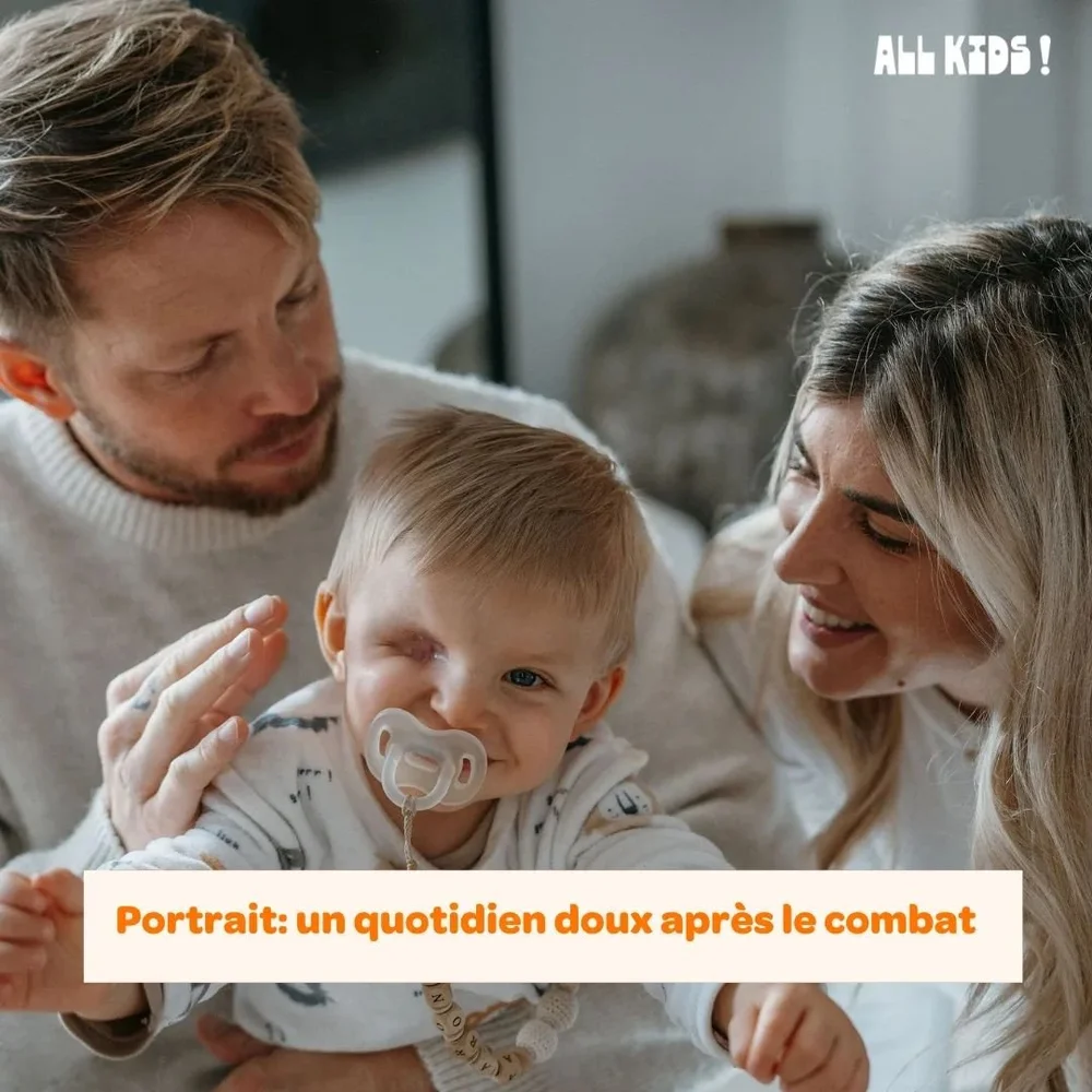 Portrait de famille : La douceur d&rsquo;Aaron 🧡

Dans les bras de ses parents, Aaron sourit. Ce sourire, c&rsquo;est une lumi&egrave;re qui traverse les d&eacute;fis du quotidien, un m&eacute;lange de r&eacute;silience et d&rsquo;amour pur. 🌟

Aar