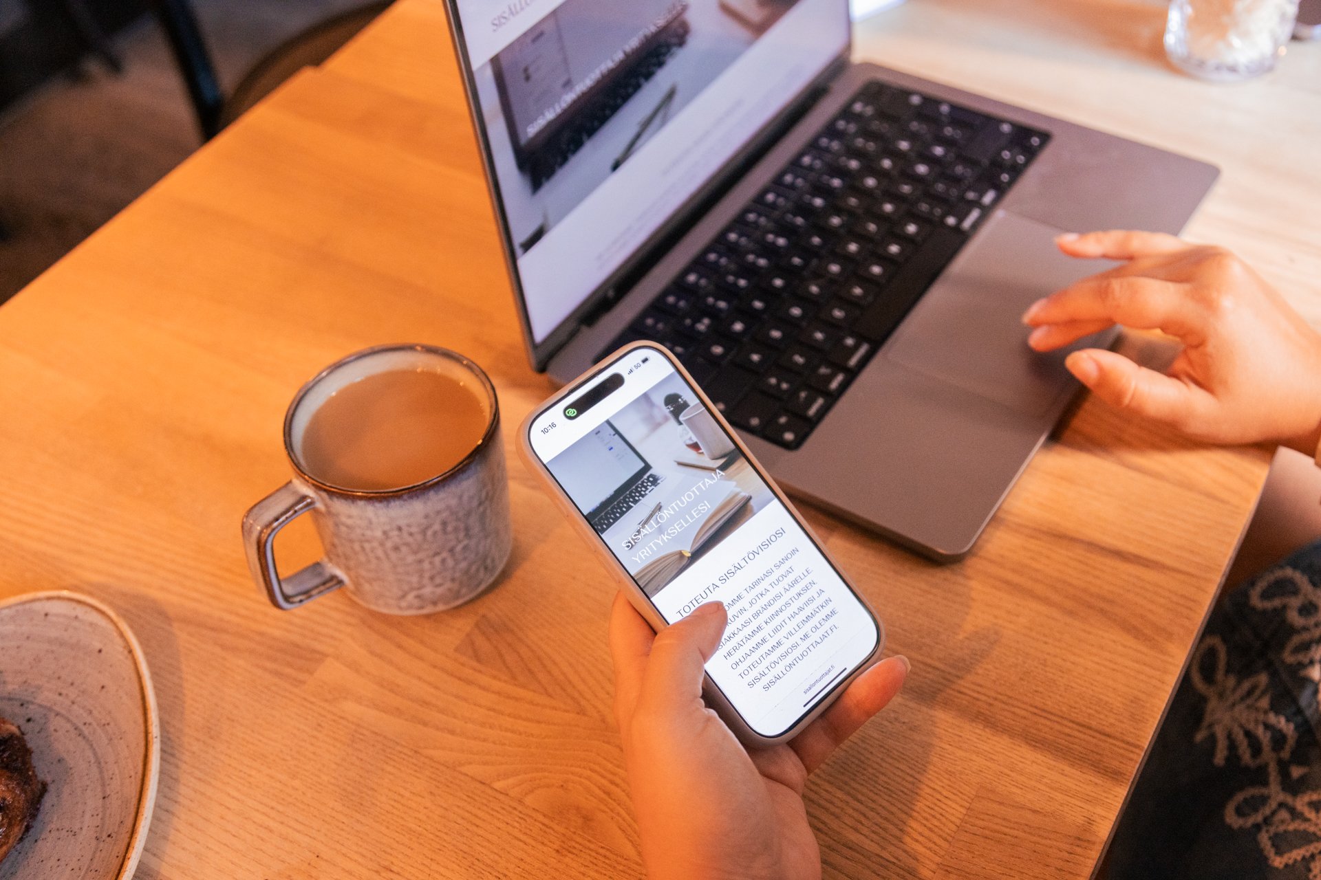 Henkilö selaamassa puhelinta. Kuvituskuva.