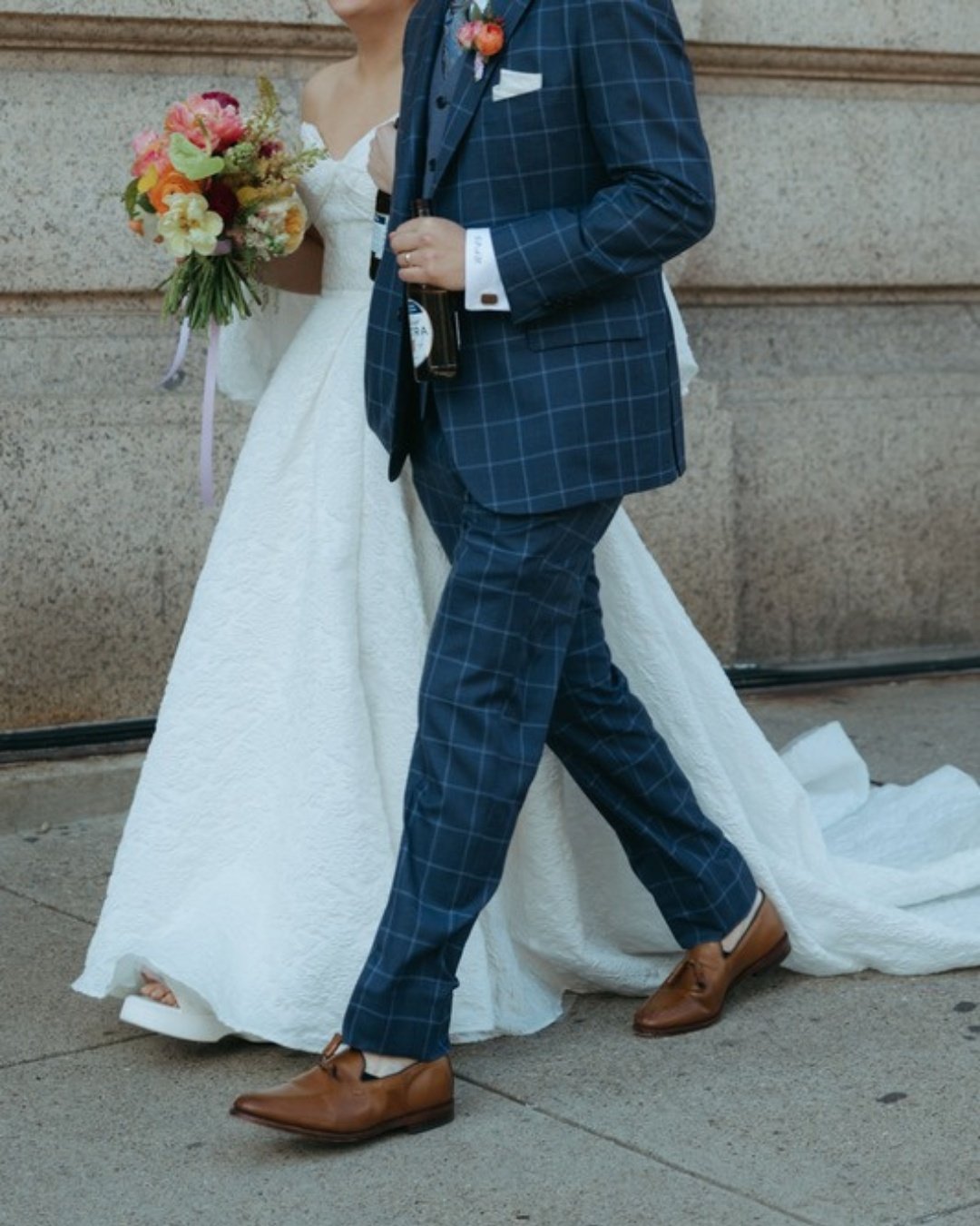 Walking into this warm weather like... 💐🍻

@gemma.bridal
@gold_dust_floral
@taylorsimonphoto

#PittsburghWeddings #DayOneWeddingCo