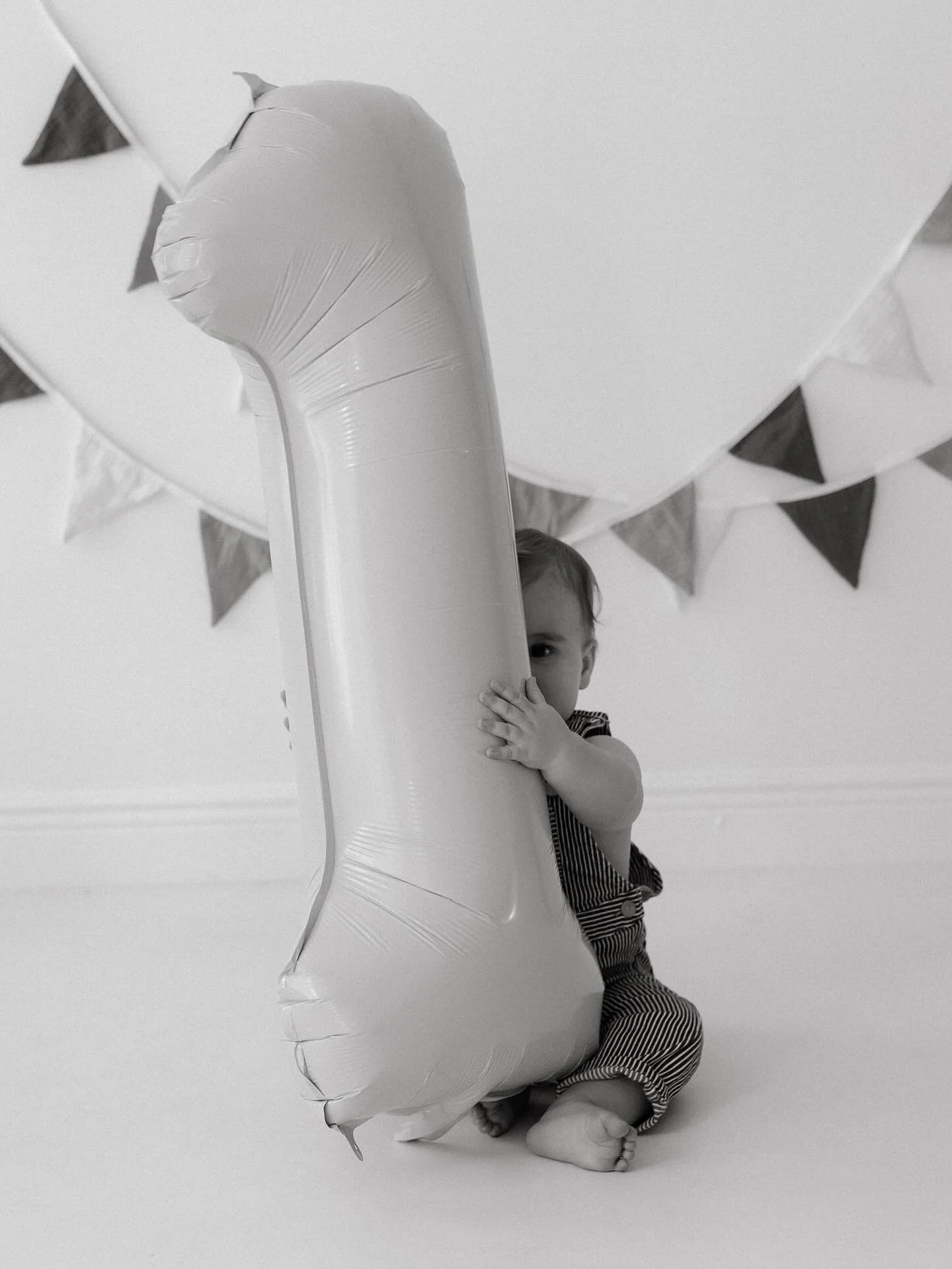 From mommy&rsquo;s belly, to newborn snuggles to now celebrating ONE with the sweetest cake smash! Watching Hayes grow through each milestone has been the most special journey to capture. Happy first birthday, little one! 🩵