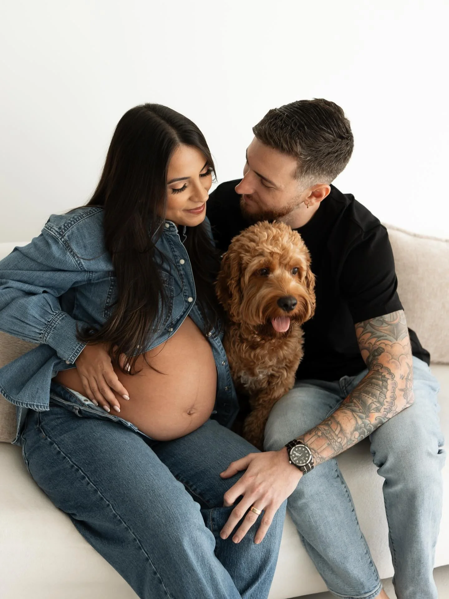 PSA: I am way behind on posting and have months of beautiful sessions i&rsquo;m sitting on 🫣🤍 let&rsquo;s start first with mom + dad Sircus! (we already did newborn session which i would love to share soon also) ⠀
⠀
SO if you see me popping up more