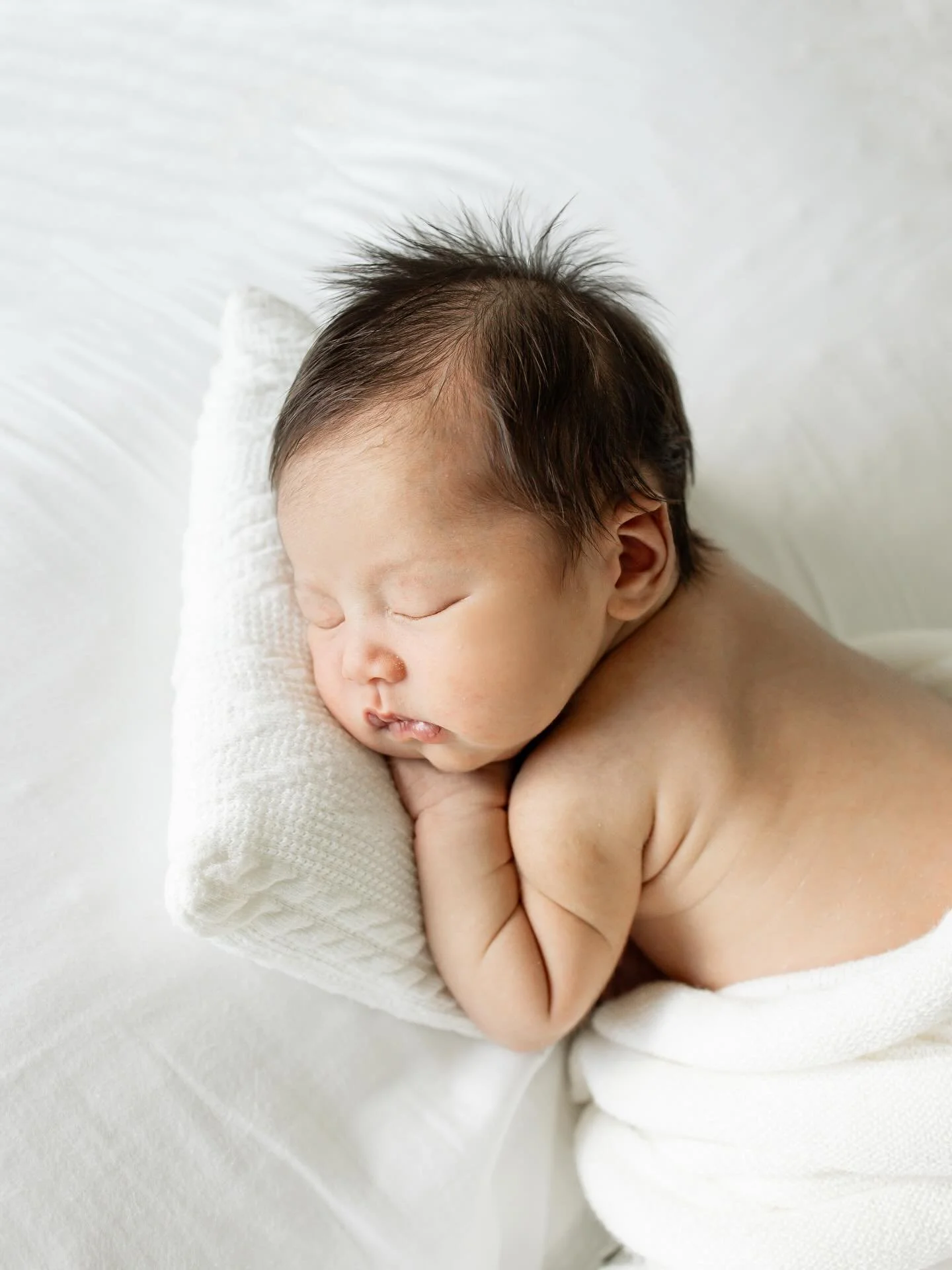 Truly adore the Xu family and loved documenting these first cozy days with their newest love Sofia 🤍⠀
⠀
If you&rsquo;re expecting, I do offer belly + baby bundles &mdash; but I take a limited number of sessions each month, so be sure to reach out ea