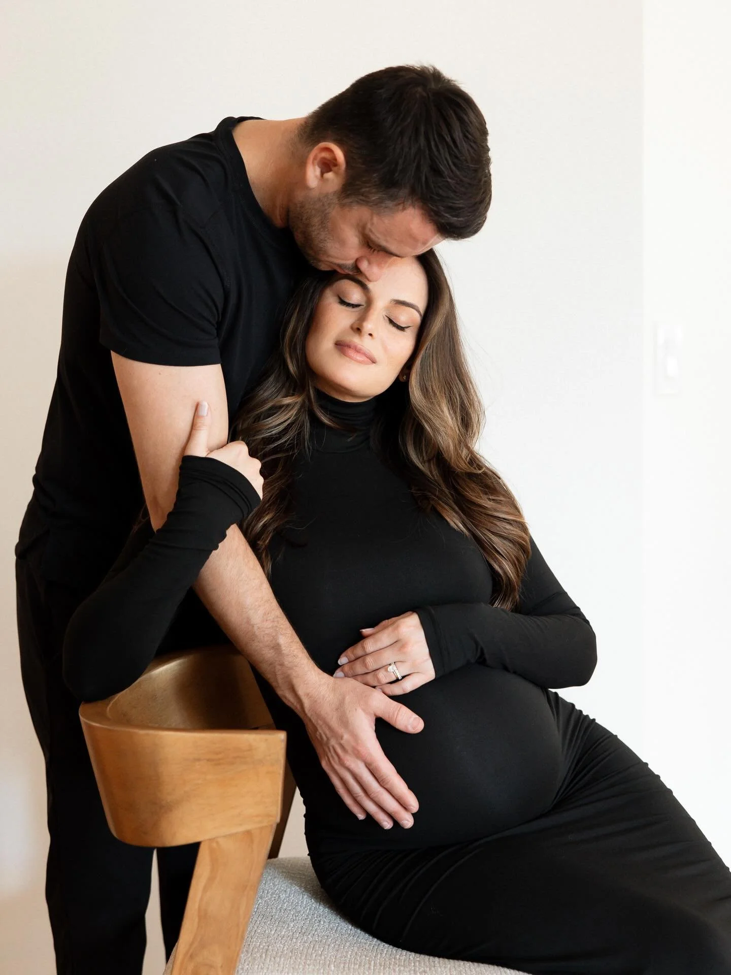 At home maternity sessions can also look like this ^ 🤍🤍🤍