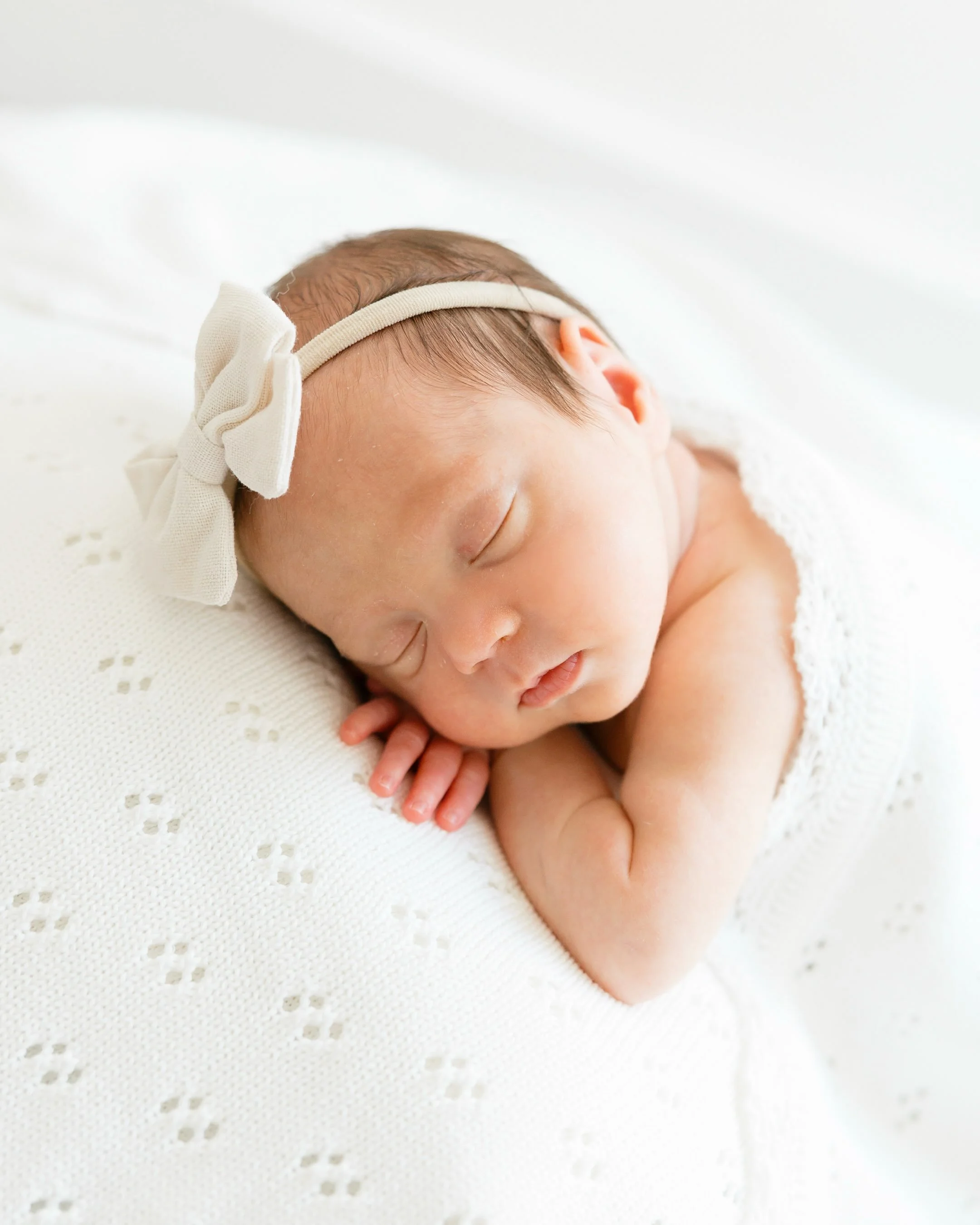 those first days at home 🤍⠀
⠀
loving the more casual fits for newborn home sessions, always wear what makes you feel comfortable and like yourself &mdash; whether that&rsquo;s a flowy dress, linen pants, jeans and a button-down, or your favorite coz
