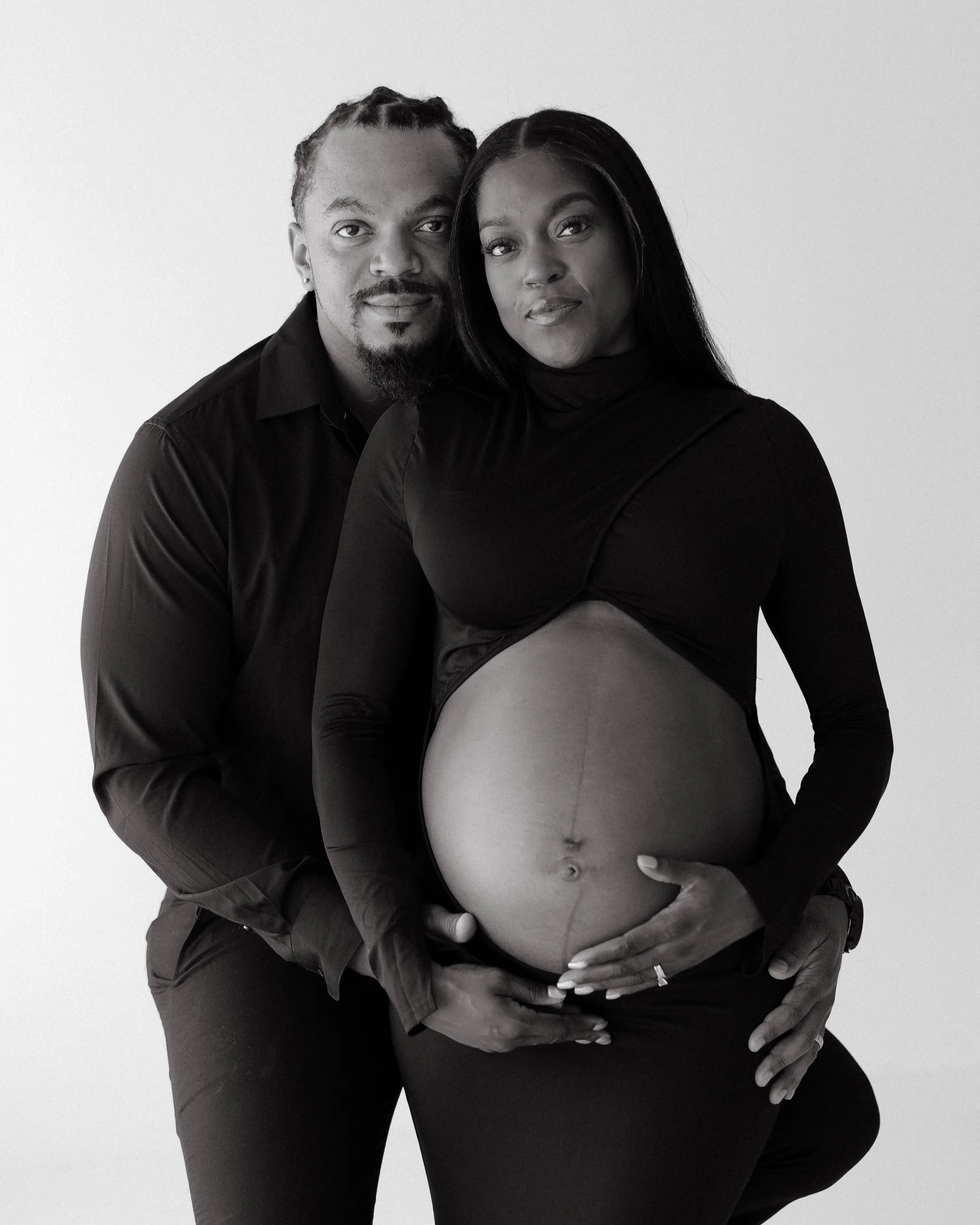 When I photograph maternity in the studio, my goal isn&rsquo;t to create trendy images, it&rsquo;s to create heirlooms. The kind that still belong on your walls decades from now 🤍