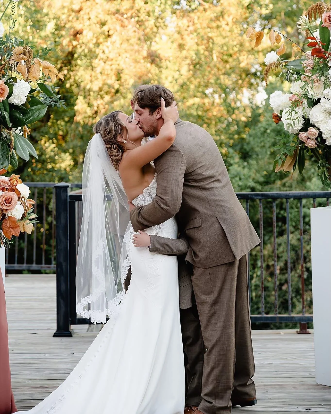 Don’t just picture your wedding — walk through it. Schedule your tour with us now! 
📸 Christina Rivers Photography