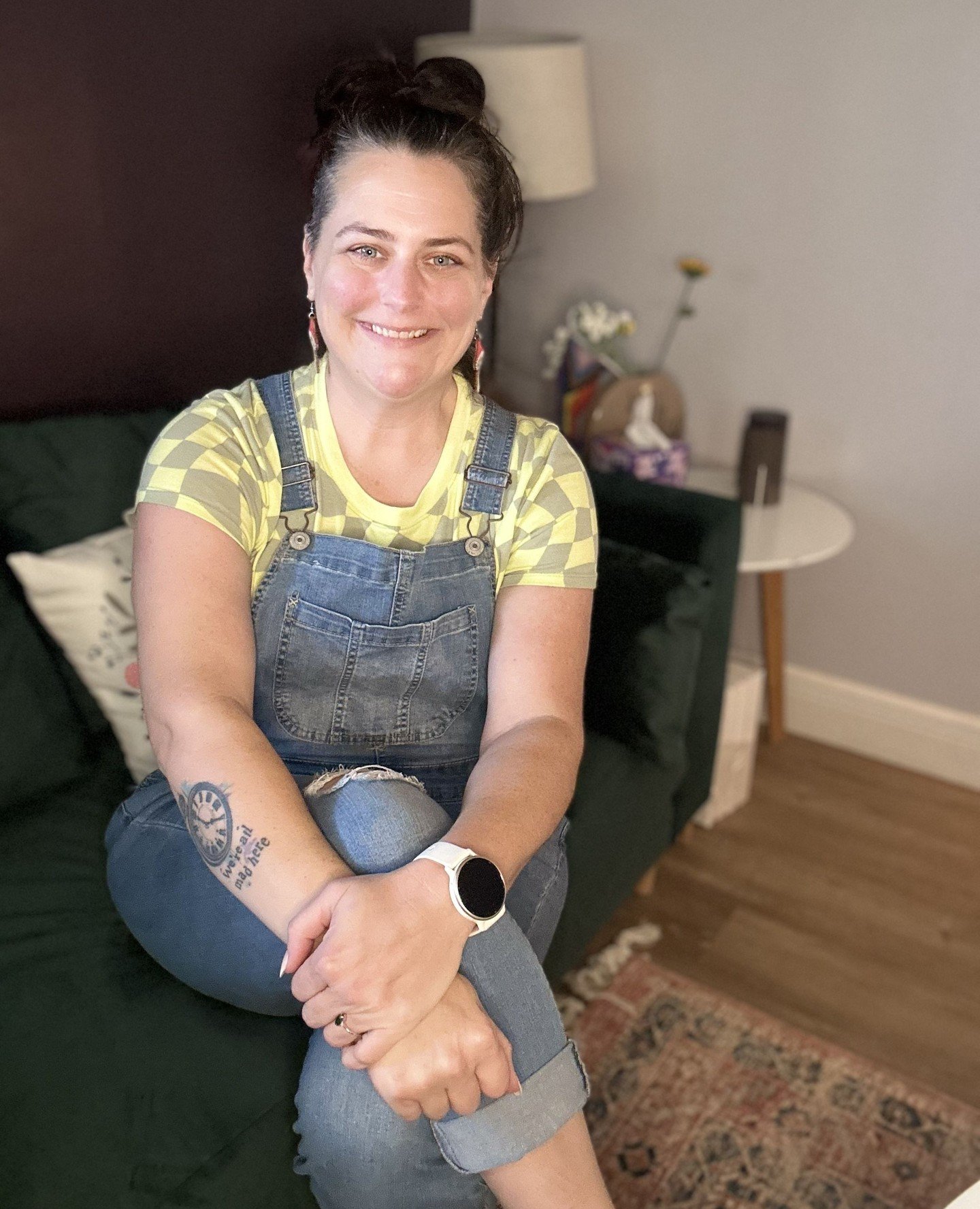 Why I’m the Right Therapist for You
I’m not your cookie-cutter, head-nodding therapist (no shade — we need those too).
I bring realness, connection, and intention into every session.
It’s this:
✨ I focus on relations