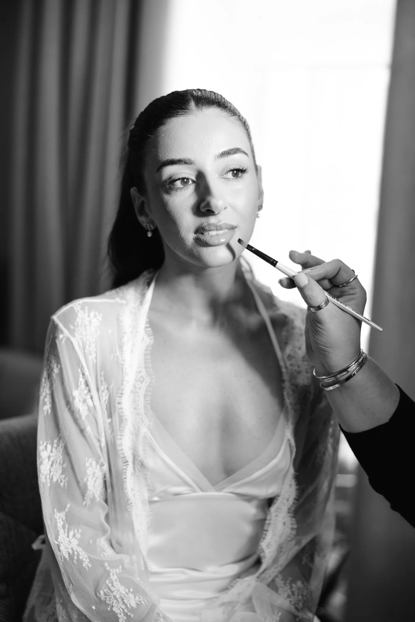 Stacey Toner makeup artist is making makeup for the bride