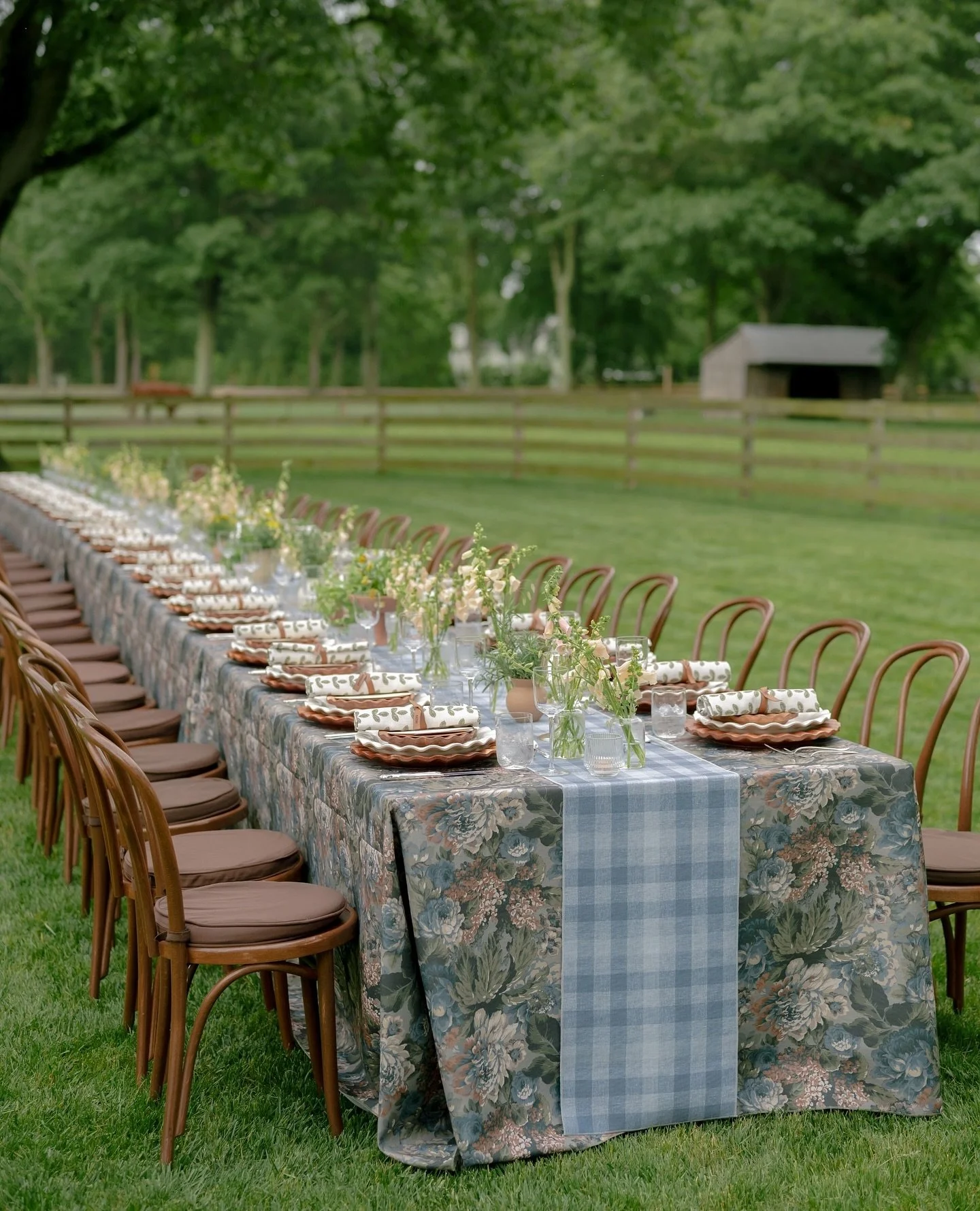 A table that feels like heritage + home, reimagined.⁠
⁠
Planning + Design | @gildedlilyevents⁠
Photography | @magifisher⁠
Cinema | @gracielaelenafilms⁠
Florist | @daybreakflowers⁠
Linens | @reverie_social⁠
Stationery | @papertreestudio⁠
Rentals | @sm