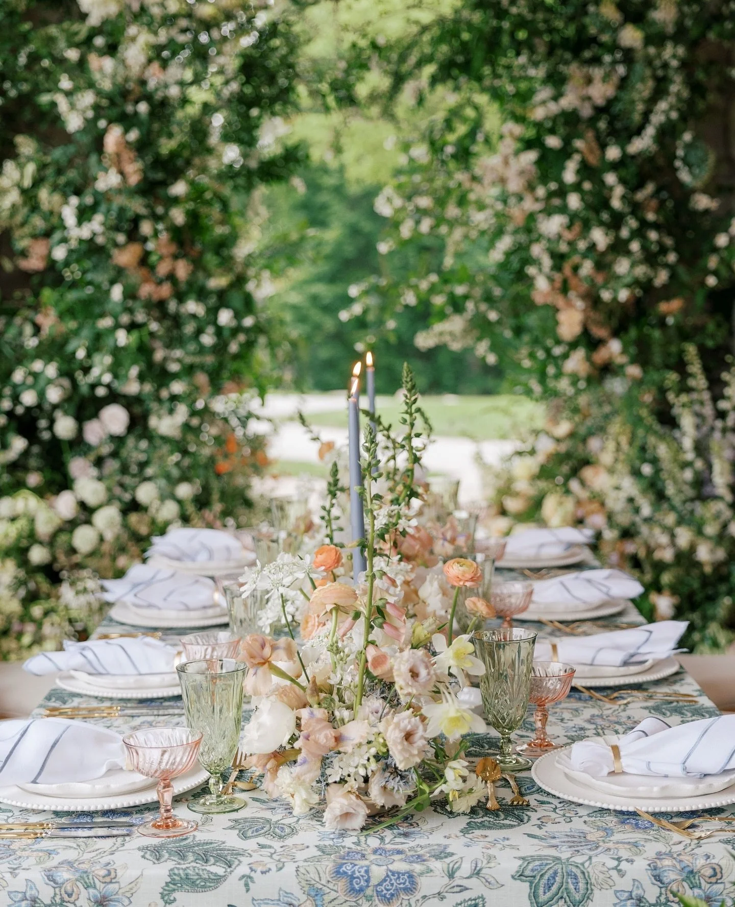 The best tablescapes don&rsquo;t just serve, they speak. ⁠
⁠
Planning + Design | @gildedlilyevents⁠
Photography | @hopehelmuthweddings⁠
Florist | @daybreakflowers⁠
Videographer | @littlekingsmedia⁠
Linens | @reverie_social⁠
Rentals | @whitegloverenta