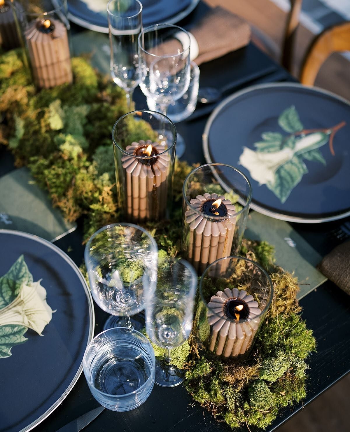 Tables designed to feel alive.⁠
⁠
Planning + Design | @gildedlilyevents⁠
Caterer | @marciaseldencatering⁠
Photography | @sophiekayephotography⁠
Cinema | @nstpictures ⁠
Tent, Flooring + Generator | @greenwichtentco⁠
Rentals | @kuzoeventfurnishings @sm