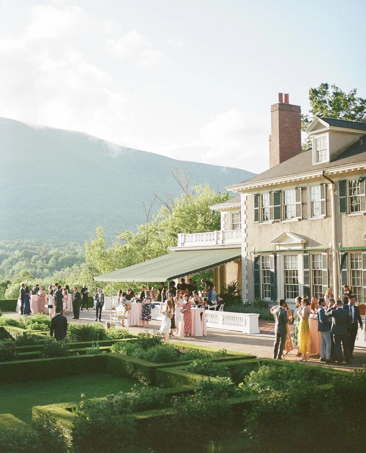 When the backdrop feels like a film set.⁠
⁠
Planning + Design | @gildedlilyevents⁠
Photo | @lindseynicole_photo⁠
Flowers | @lilyofthevalleyfloristvt⁠
Rentals | @peakeventservices⁠
Hair + Make-Up | @jenna.hur.makeup⁠
Venue | @hildenethelincolnfamilyho