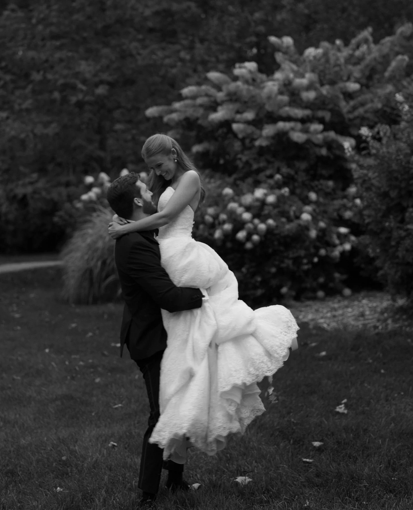Forever looks good in black + white 🖤⁠
⁠
Planning + Design | @gildedlilyevents⁠
Photography | @mary.dougherty⁠
Cinema | @tonemedia⁠
Stationery | @craneandpalette⁠
Rentals | @whitegloverentals⁠
Linens | @nuagedesignsinc⁠
Florist | @crossedkeysdesigns