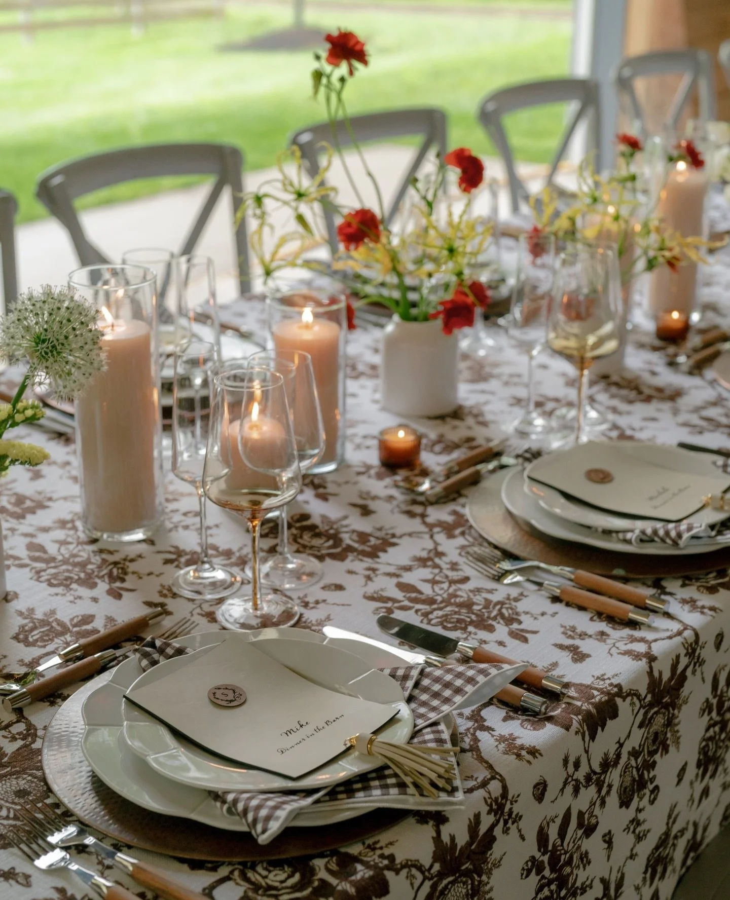 Because we will never be over these details + custom linen combo 🤎⁠
⁠
Planning + Design | @gildedlilyevents⁠
Photography | @magifisher⁠
Cinema | @gracielaelenafilms⁠
Florist | @daybreakflowers⁠
Linens | @reverie_social⁠
Stationery | @papertreestudio