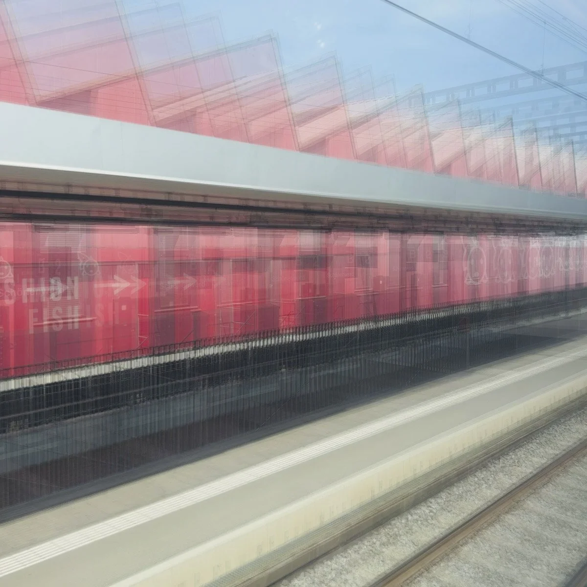 Kleines Schwarzes 0016. iPhone Art - light trails - Schweiz SBB - out of the train 2026 - Serie Bild 1/5
