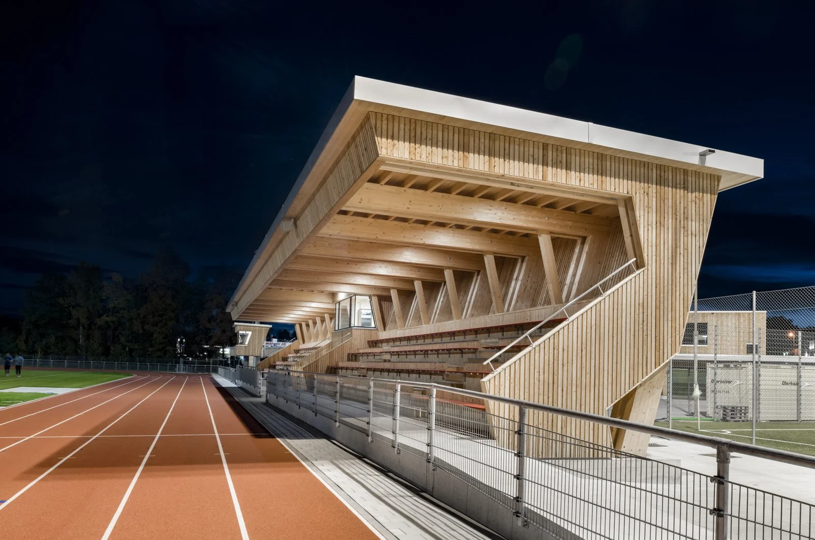 Architekturfotografie aus jeder Perspektive. Hochwertige Architekturaufnahmen vom Boden und aus der Luft – für Architekturbüros, Bauträger und Unternehmen, die ihre Projekte professionell präsentieren möchten.