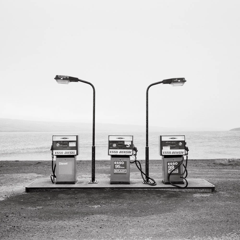 Kleines Schwarzes 0016. Island Gas Station - Analog 4x5inch auf Kodak - Borðeyri 1996 - Serie Bild 1/15
