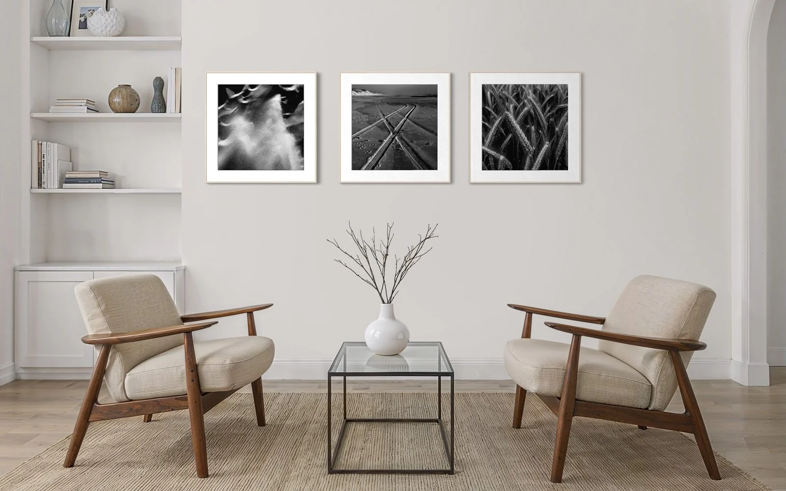 Wohnraum mit drei Fotografien an der Wand im Bilderrahmen von Klaus Hoffmann Wetzikon Fotograf