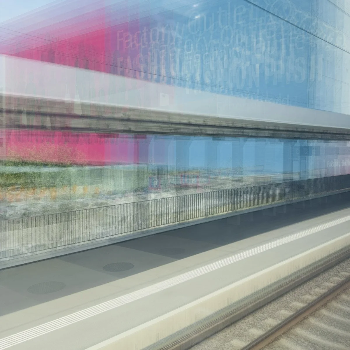 Kleines Schwarzes 0017. iPhone Art - light trails - Schweiz SBB - out of the train 2026 - Serie Bild 2/5