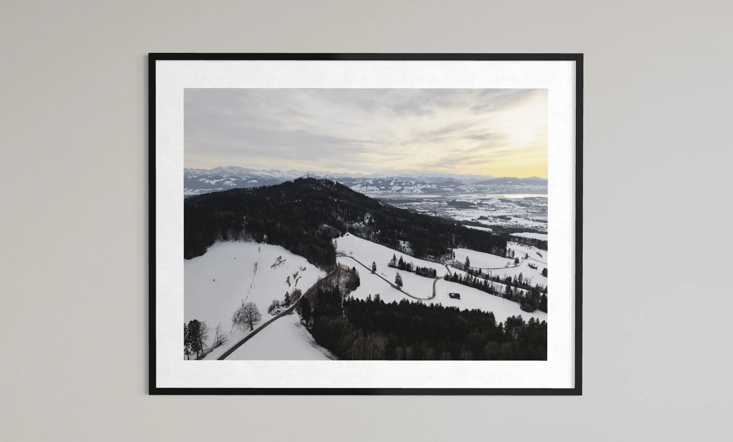 Farbe im Rechteck - Drohnenaufnahme Zürcher Oberland am Bachtel vorbei Richtung Zürichsee