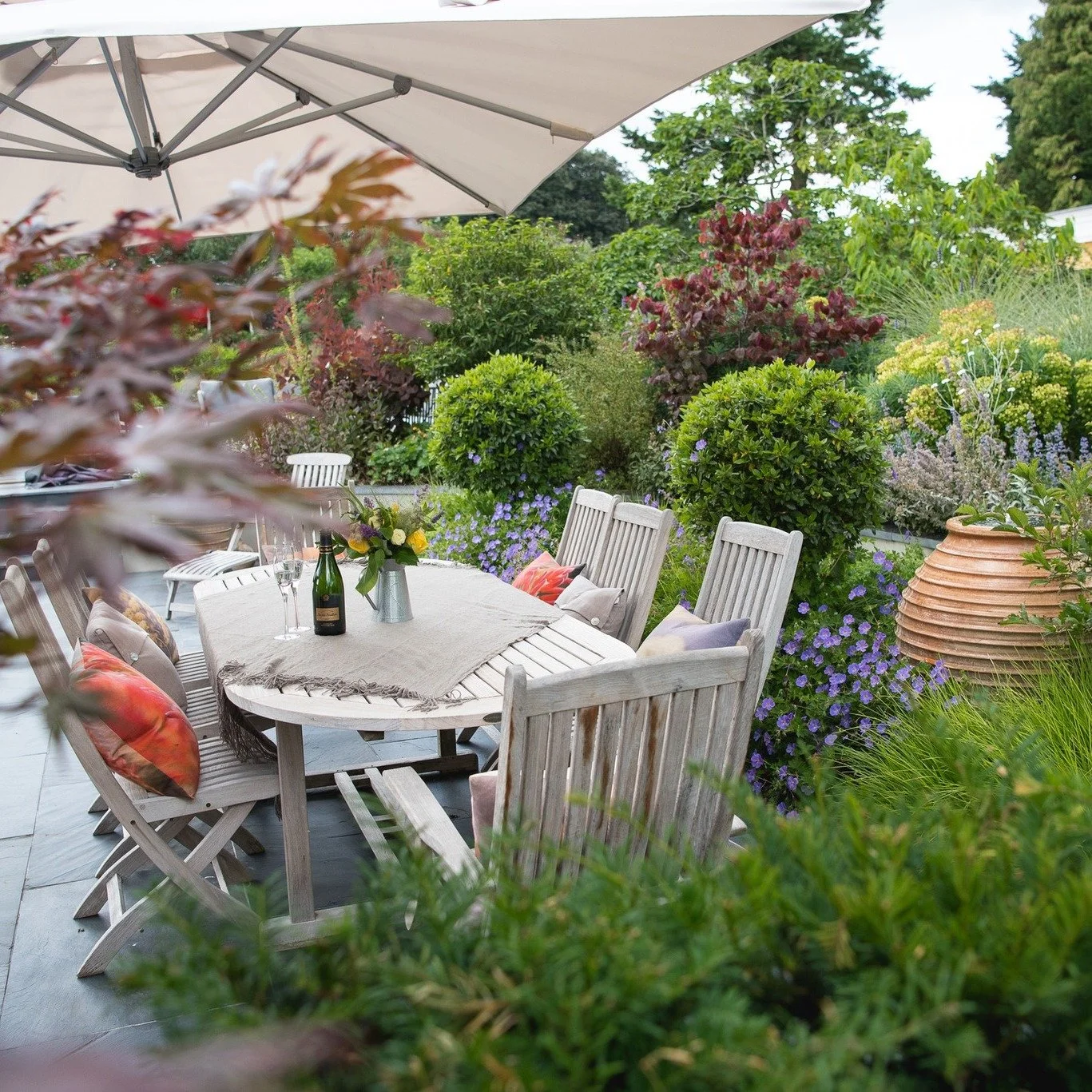 🌿 The beauty of enclosed planting 🌿

Creating a seating area is about more than just paving and furniture &ndash; it&rsquo;s about atmosphere. By surrounding a space with layered, enclosed planting, you instantly bring a sense of calm, privacy and 