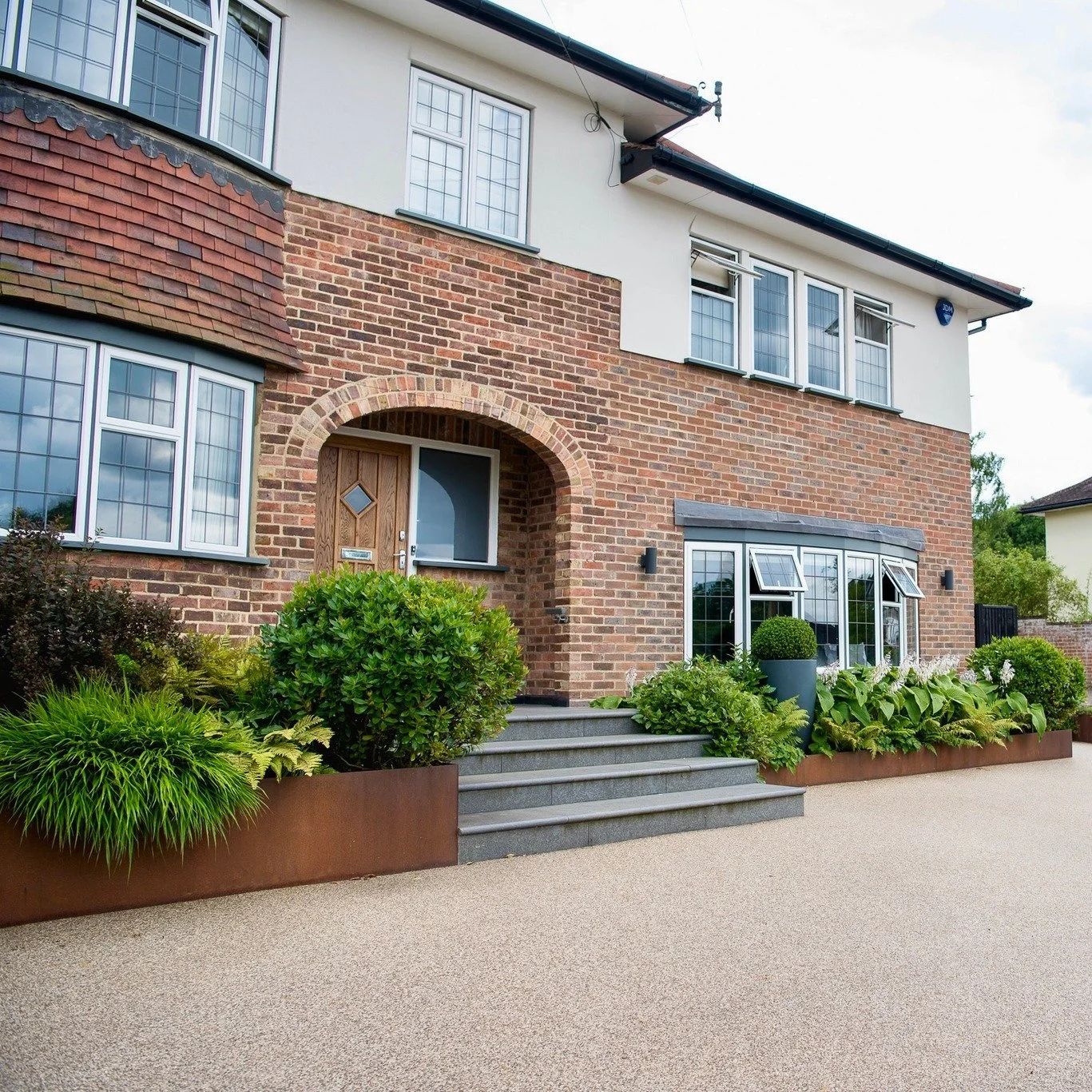 ✨ Resin Bound Surfaces ✨
Resin bound is fast becoming a favourite for driveways and paths – and for good reason.
✔️ Smooth, seamless finish
✔️ Highly durable and low maintenance
✔️ Permeable – helping with drainage and avoiding puddling