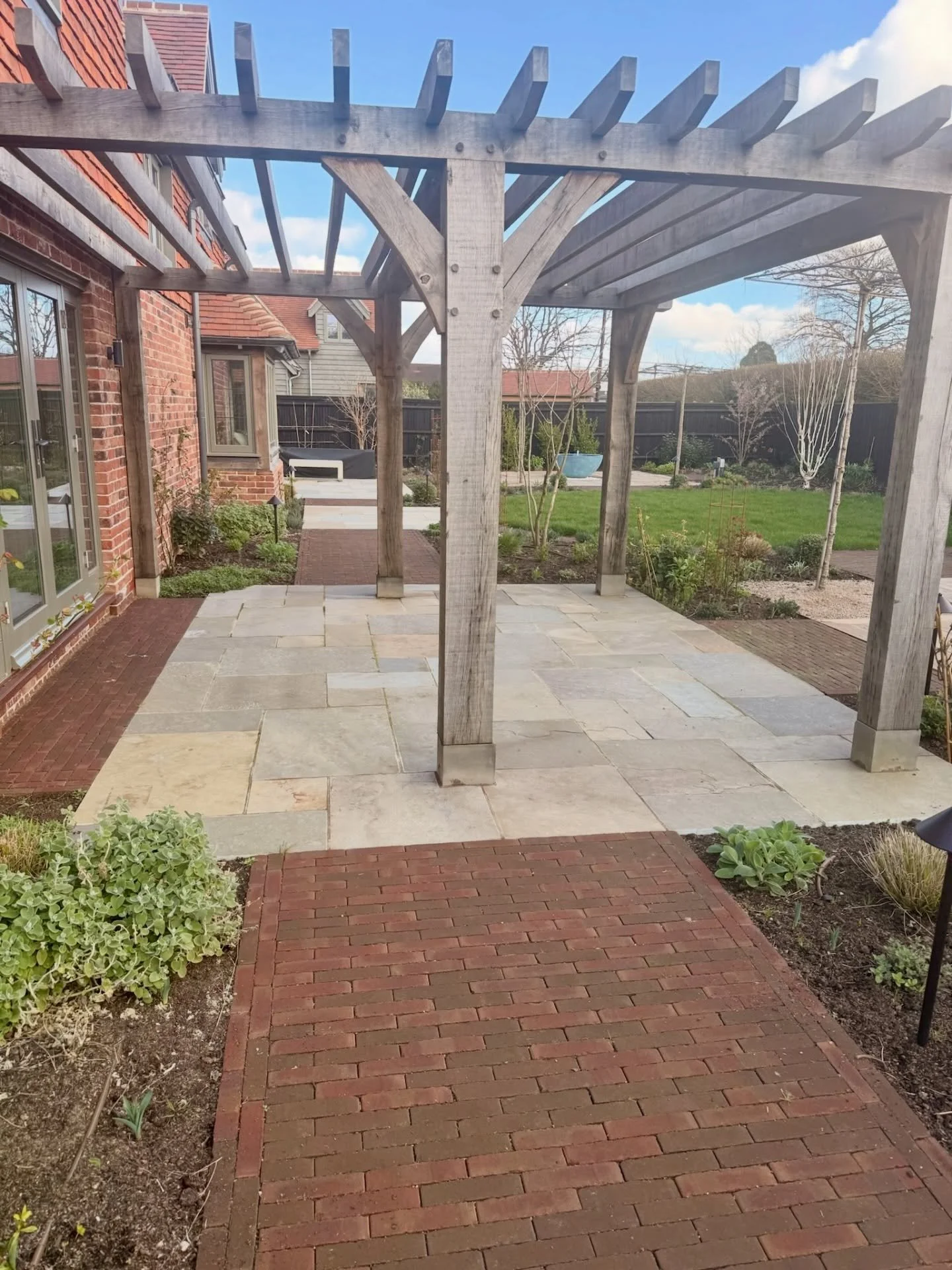 Horsmonden project still looking spot on 👌

Previously built by us, designed by @nichoward &mdash; great to see this project in the sun! 

#langdalelandscapes #throwbackproject #gardenbuild #kentgardens #outdoorliving