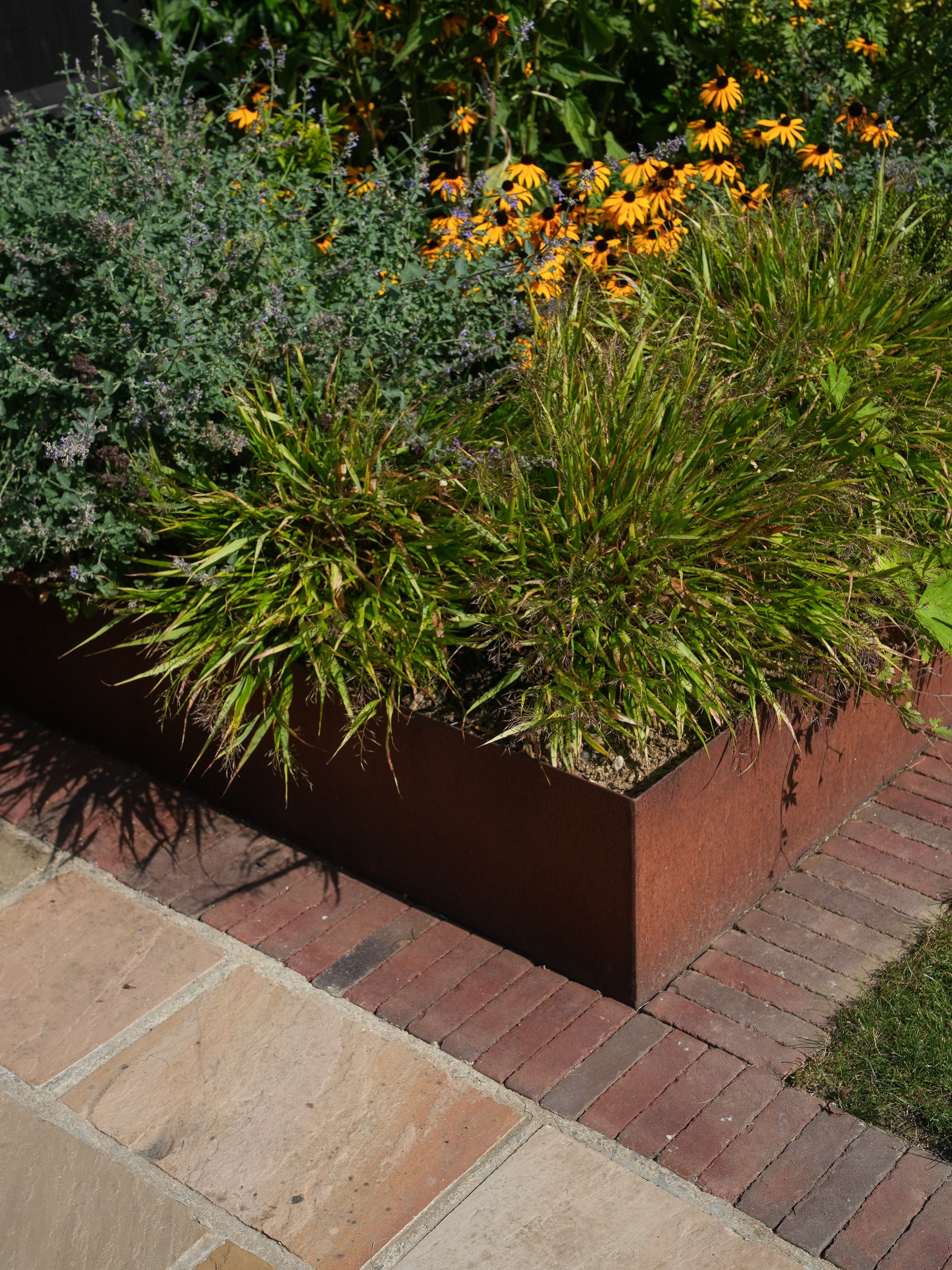Corten planters done right 👌
Adding warmth, texture and structure to this space while ageing beautifully over time. Simple details that make a big impact.

#cortensteel #gardendesign #landscaping #langdalelandscapes #outdoorliving