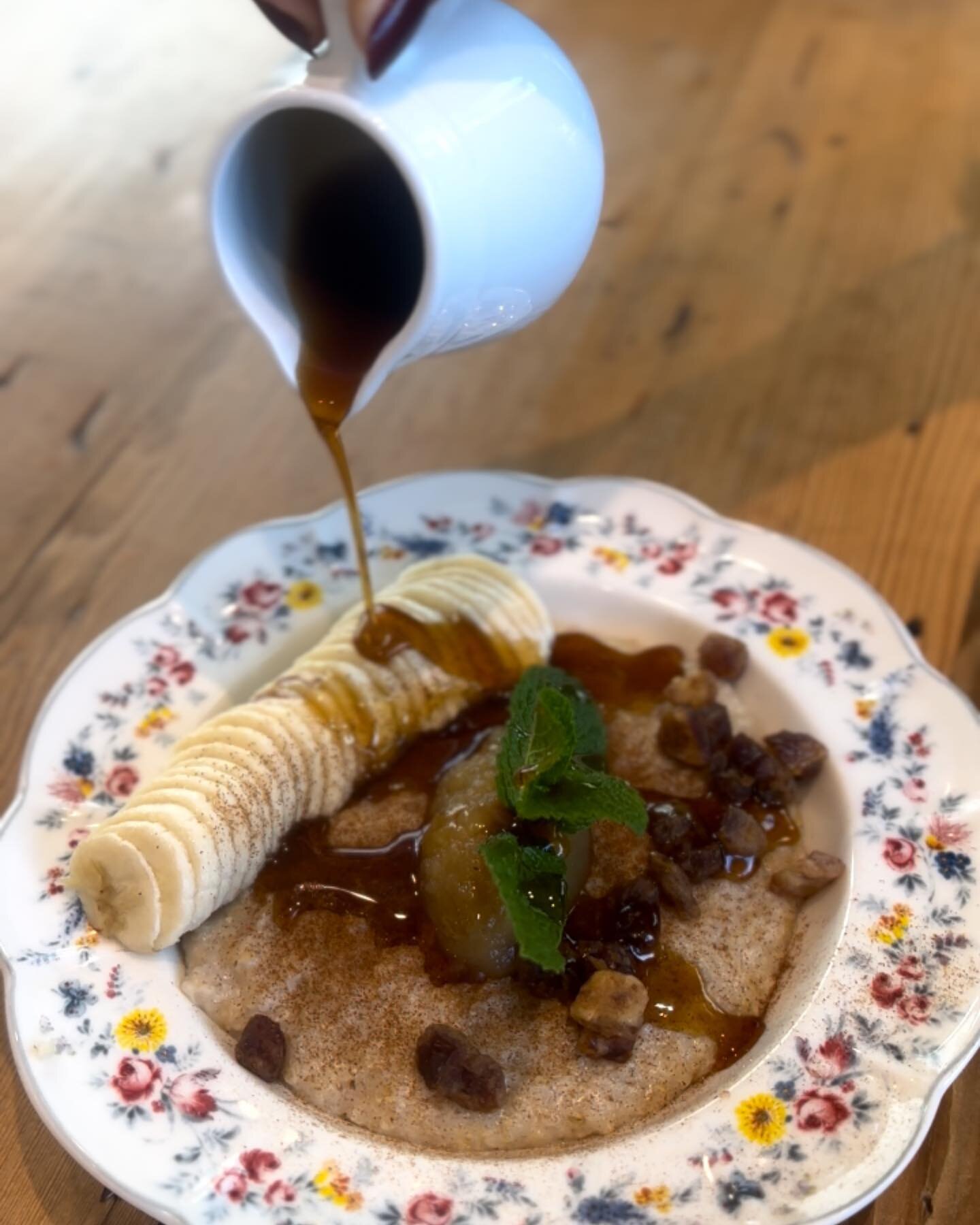 Oatmeal: banana, Moroccan spices, apple sauce, dates, maple syrup 🌱 available in Santa Monica