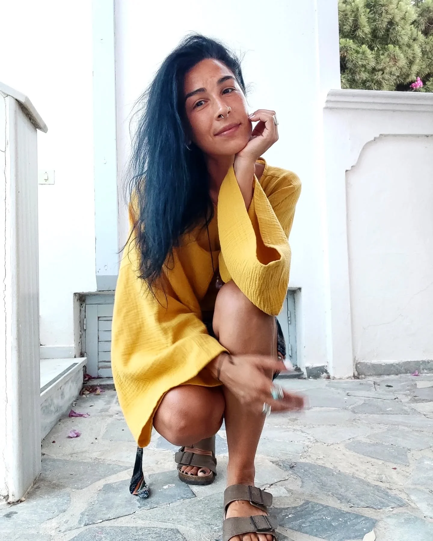 35 &kappa;ύ&kappa;&lambda;&omicron;&iota; &gamma;ύ&rho;&omega; &alpha;&pi;ό &tau;&omicron;&nu; ή&lambda;&iota;&omicron;.

&Kappa;ά&pi;&omicron;&upsilon; &mu;έ&sigma;&alpha; &sigma;&epsilon; &alpha;&upsilon;&tau;&omicron;ύ&sigmaf; &gamma;&epsilon;&nu;