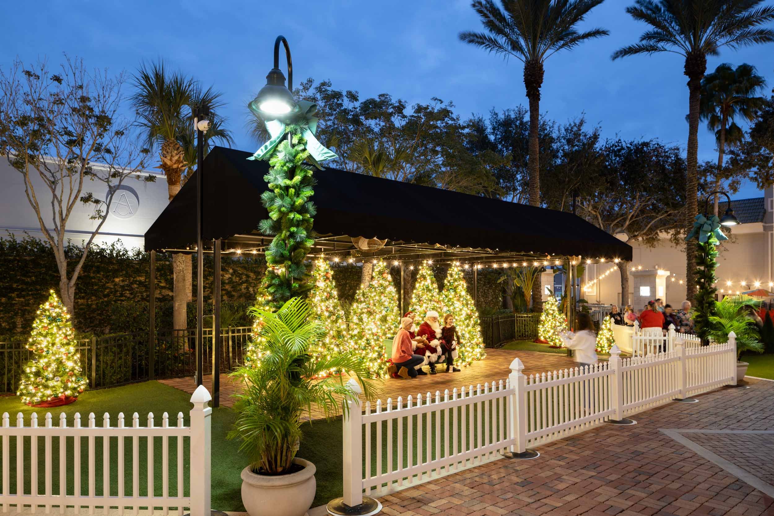 27_Downtown Decorations_The Avenue Viera.jpg