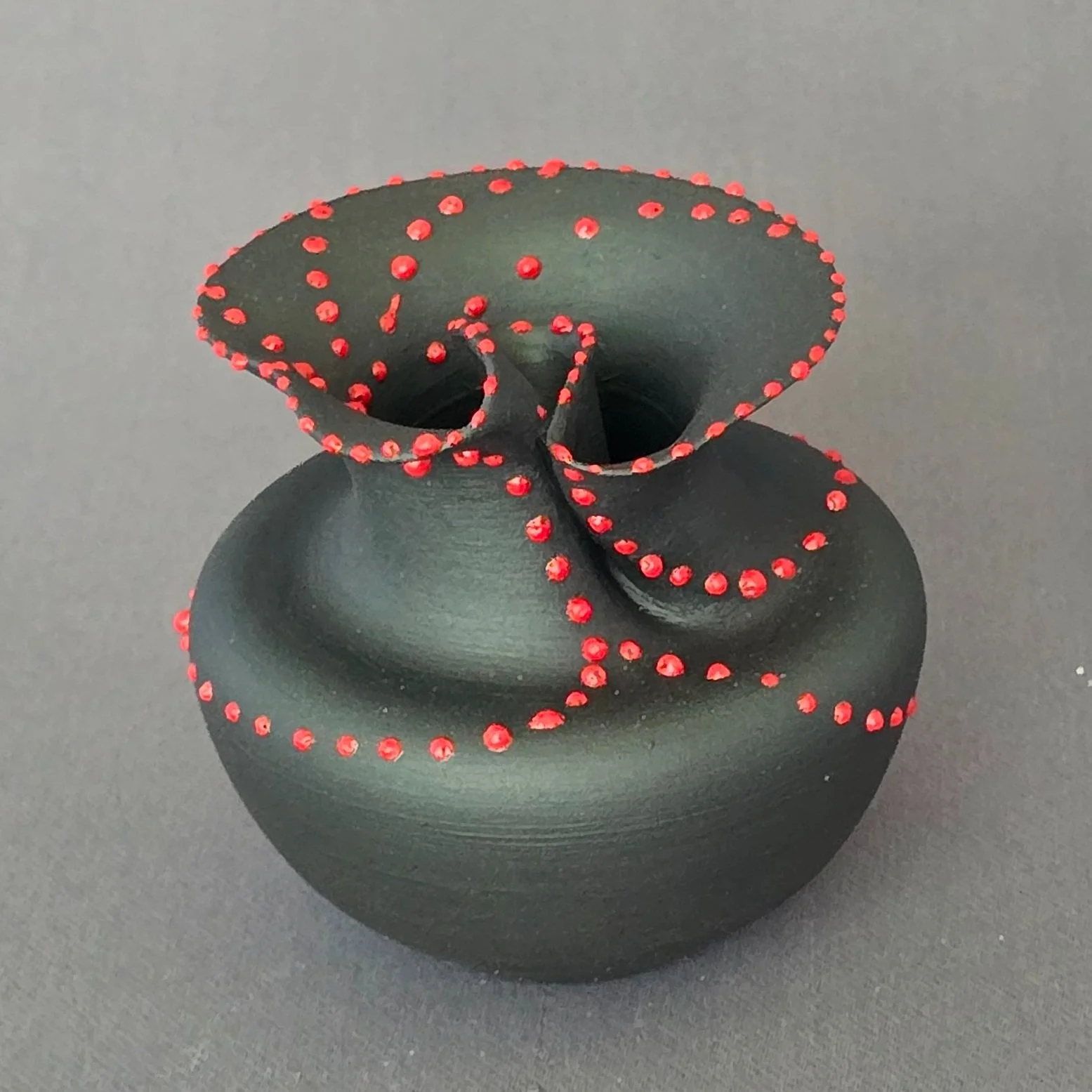 Red dot obsidian Vase