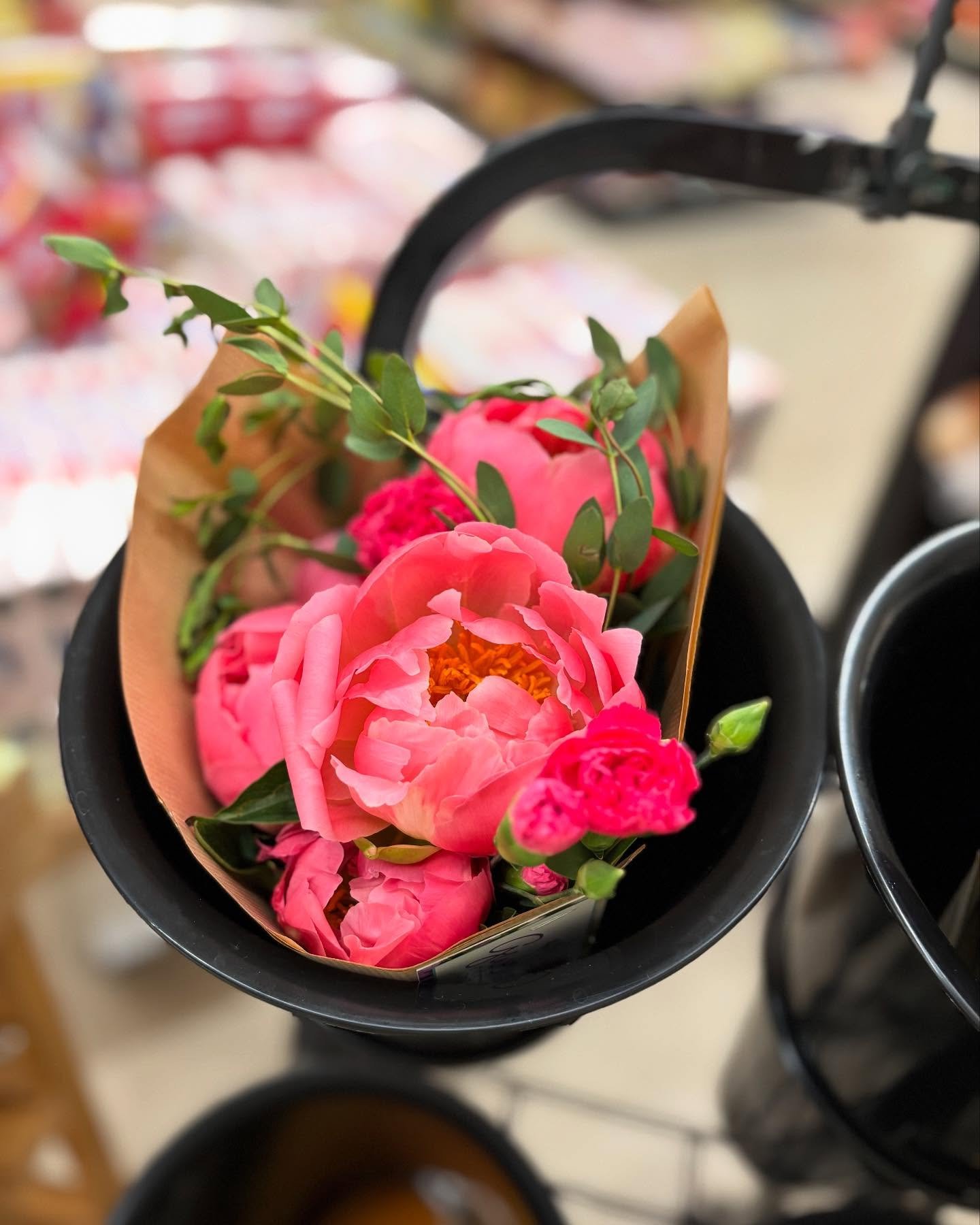 Peonies 🩷 are here! I was able to tuck some fresh buds and blooms in market bouquets for HUTCH'S FOOD CENTER this week!  Also it's Western High School's Graduation this week. Grab a mini bouquet for your graduate!  #gwensgreens #gwensblooms #peonylo