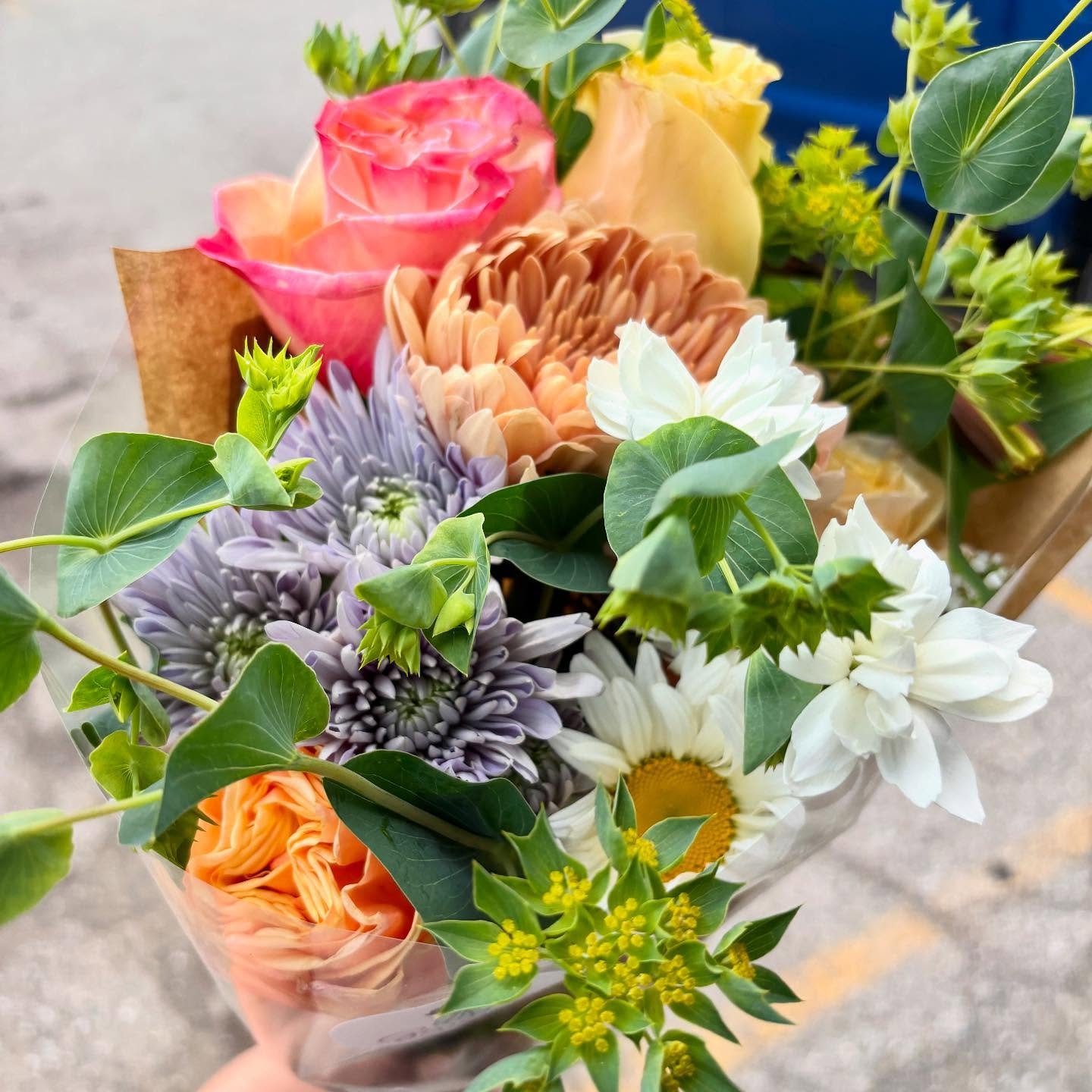I'm amazed at the support you are showing for Gwen's Greens bouquets at Hutch's Food Center! Thank you. Thank you. The best part for me is knowing you are enjoying something good and beautiful. Something peaceful and kind. 🌸🌱🙂💕🙂🌱🌸💕
**fresh bo