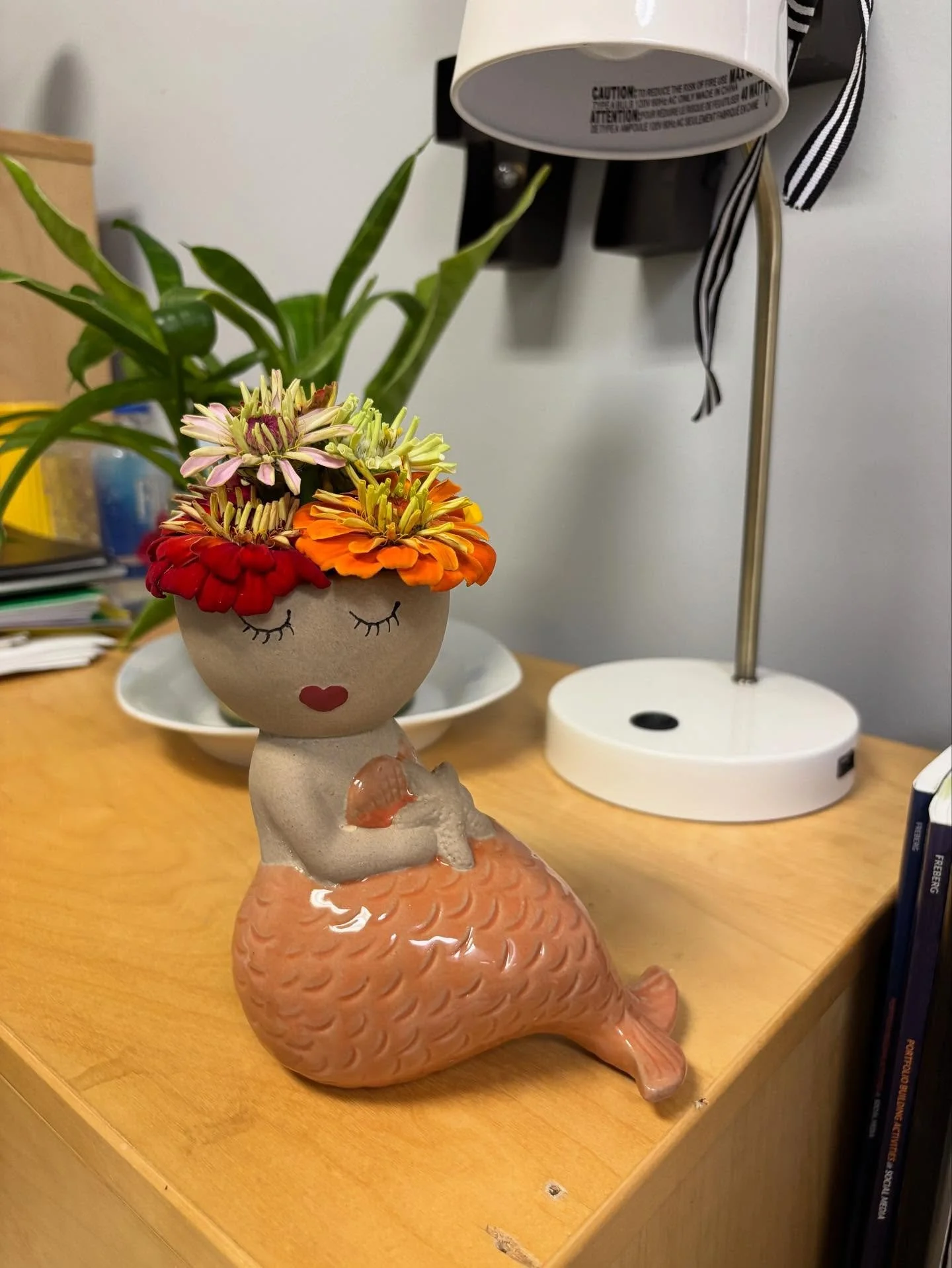 Check out my zinnia hat! End of the season colors and wet petals. #jasmineatgwensgreens #gwensgreens #zinnias