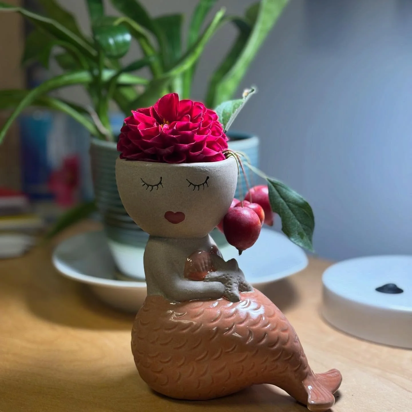 Today it's a lipstick-red beret with a small bunch of fall-blooming cherries! #jasemineandgwensgreens #cornelreddahlia