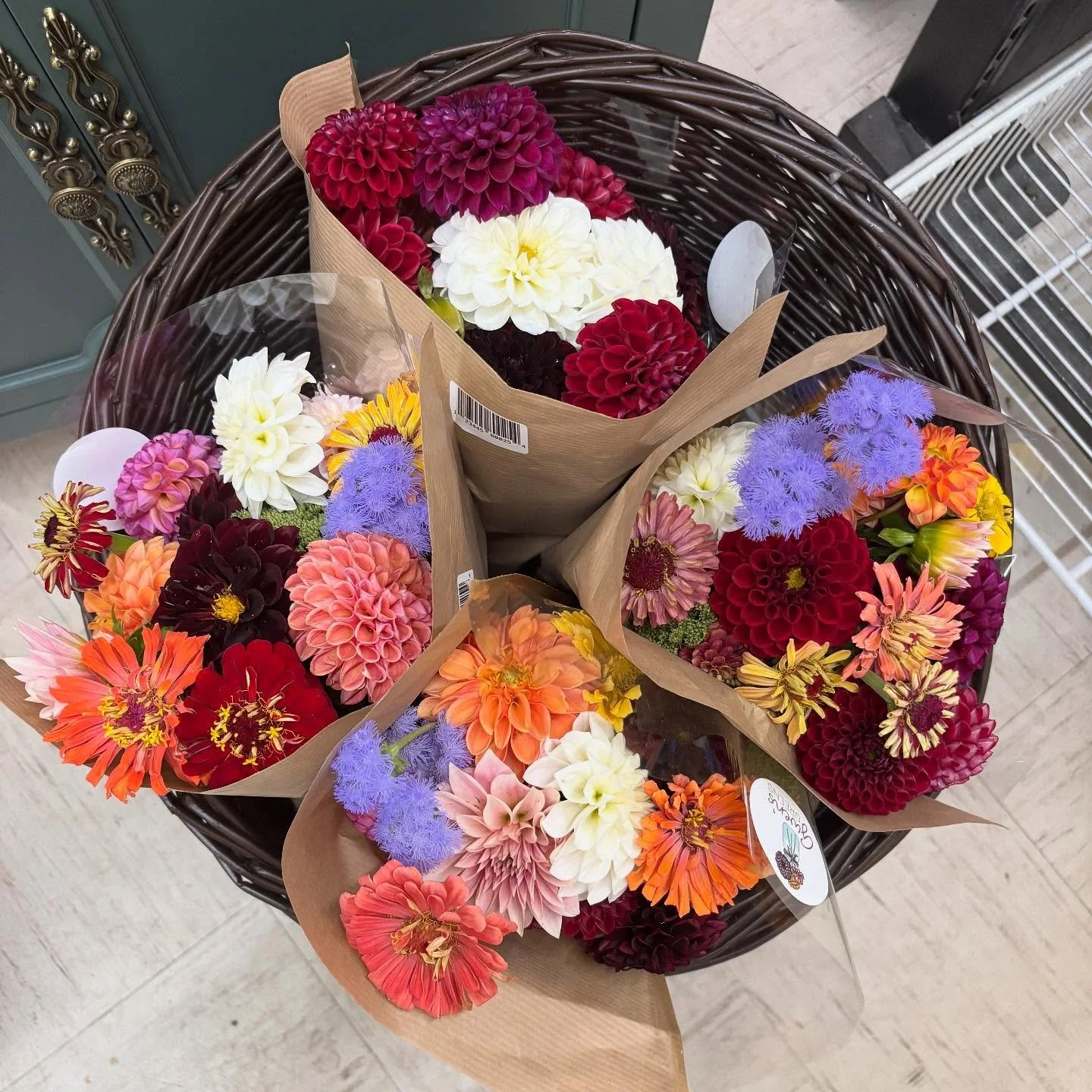 🍂🍁No need for a filter here. These fall blooms are showing off! 🌺🌼🌸 Fresh cut bouquets in stock today at #hutchsfoodcenter