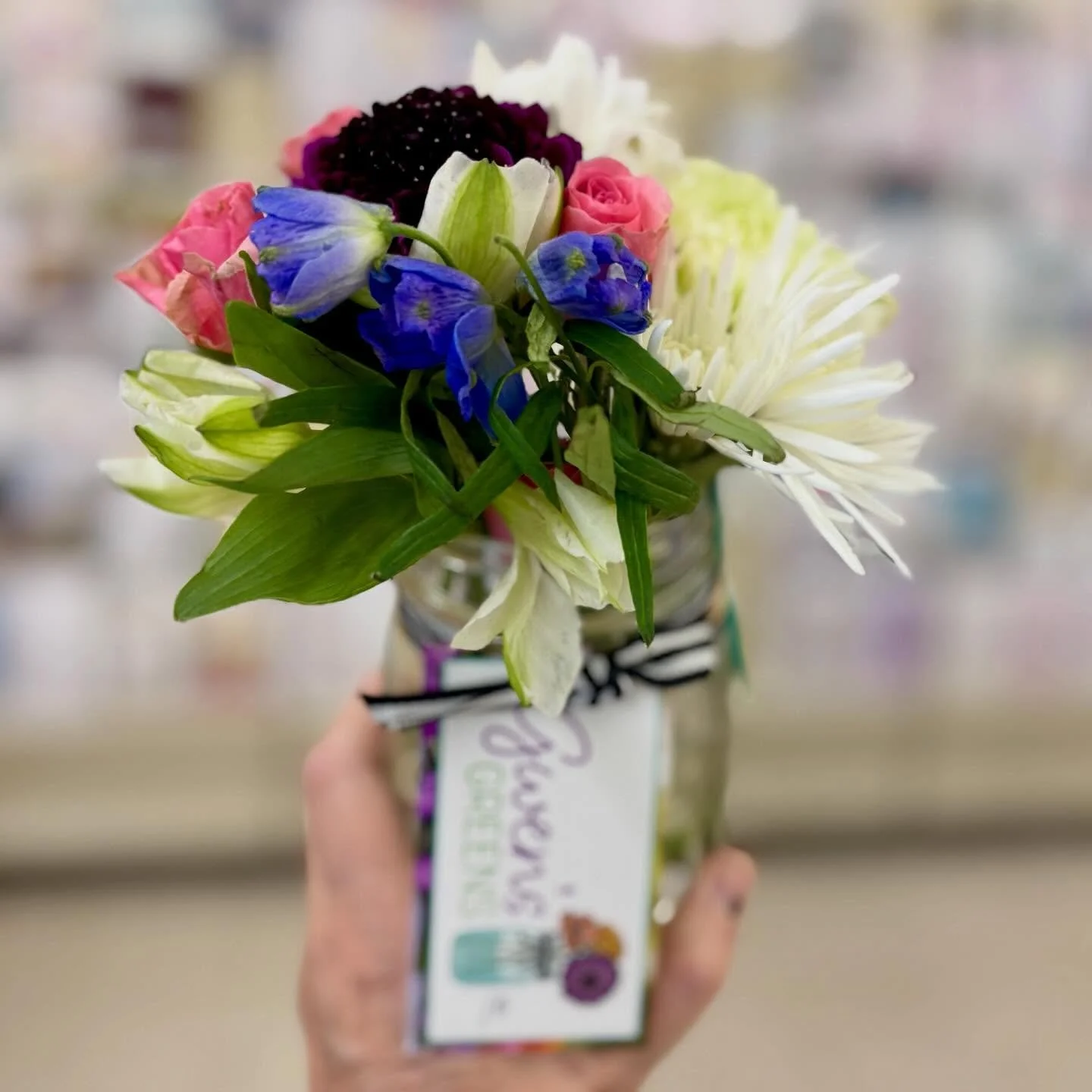 Come and get it! Fresh bouquets (25) and mini jar arrangements (10). #gwensgreens #goodnessandbeauty #hutchsfoodcenter