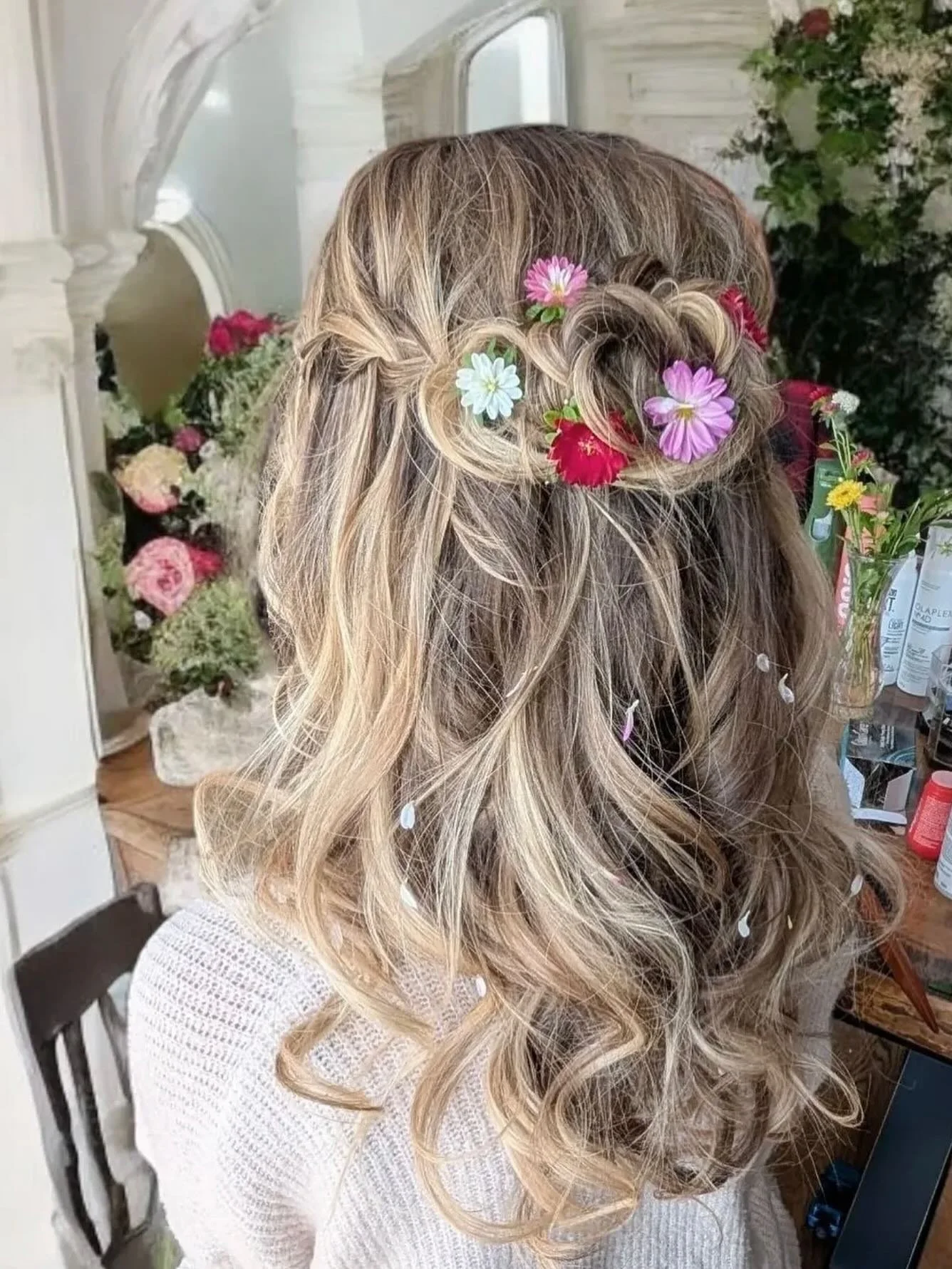 obsessed with this stunning floral bridal hair creation by @allison_lotus 🌸