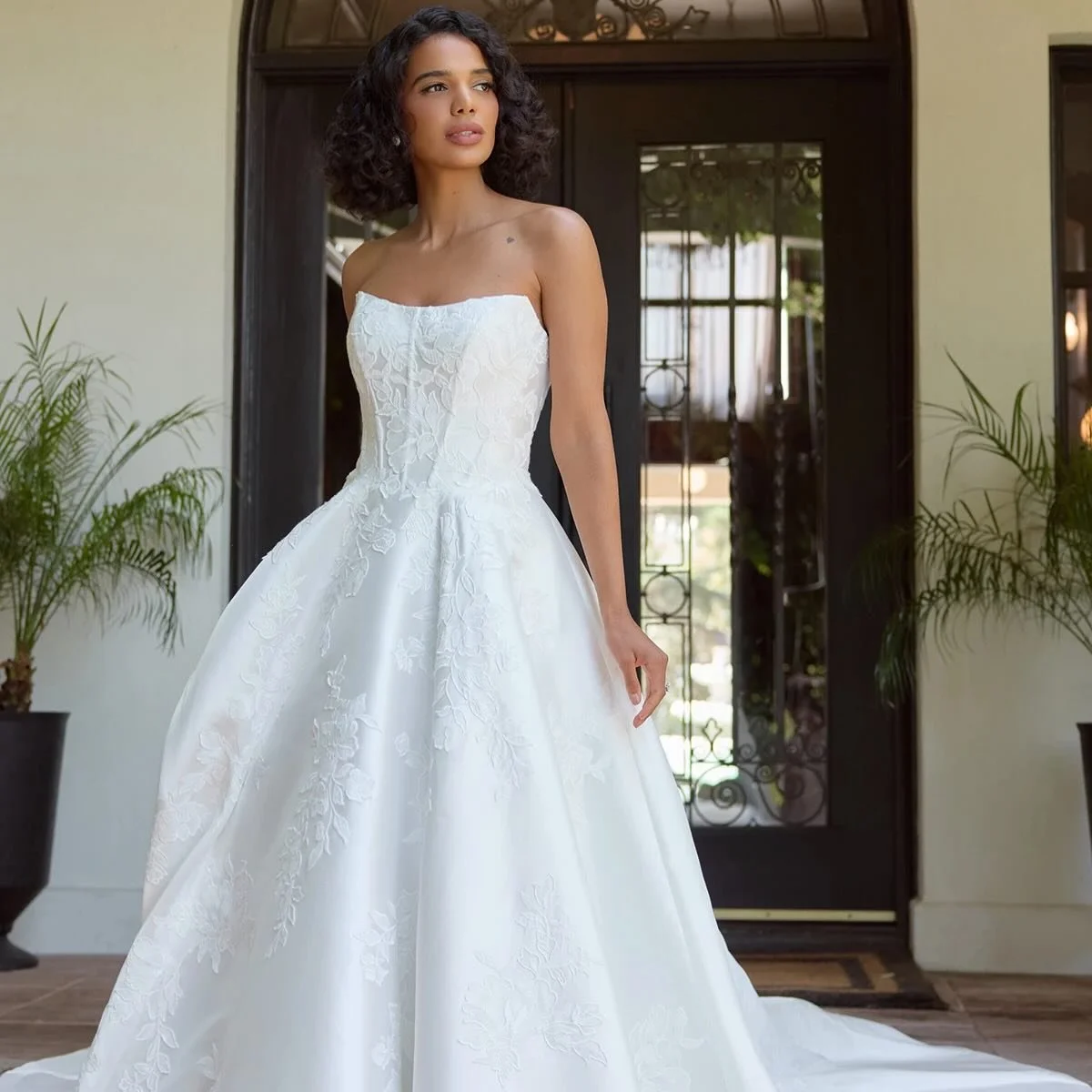 it&rsquo;s giving classic elegance 🤍

this stunning dress can come with appliqu&eacute;s or in plain mikado