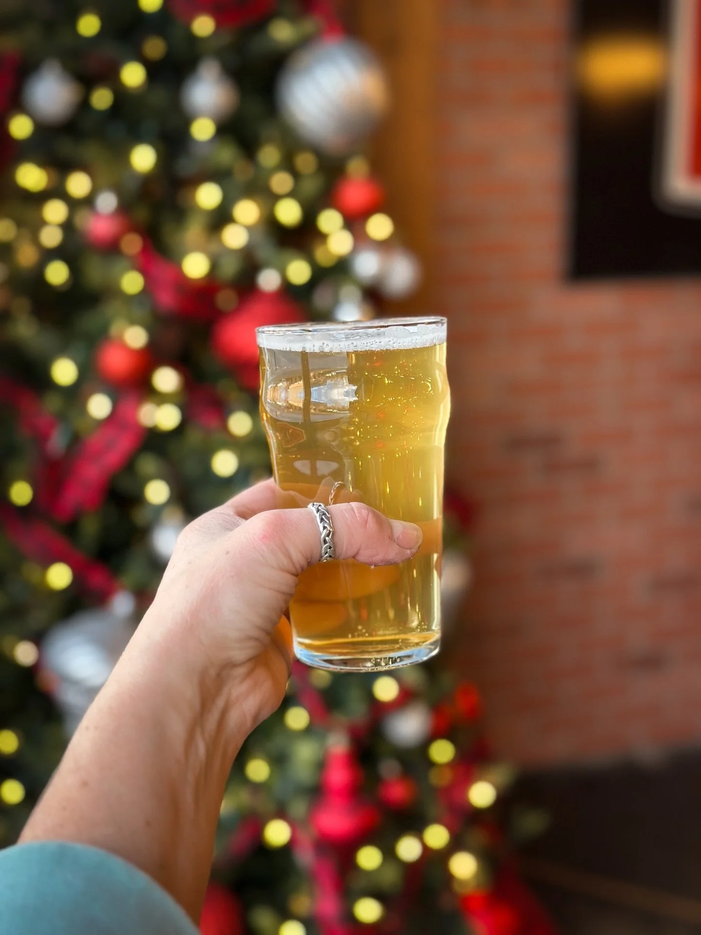 Get happy HERE&hellip;!!! Happy Hours are 3-6PM &mdash; select brews $5! @souvlakicityfoodtruck rolls in at 4PM! Cold Shot band hits the stage at 7PM! Gather your happy peeps and join us!

#cthappyhour #ctbeer #ctcraftbeer #cttaproom #ctvisit #things